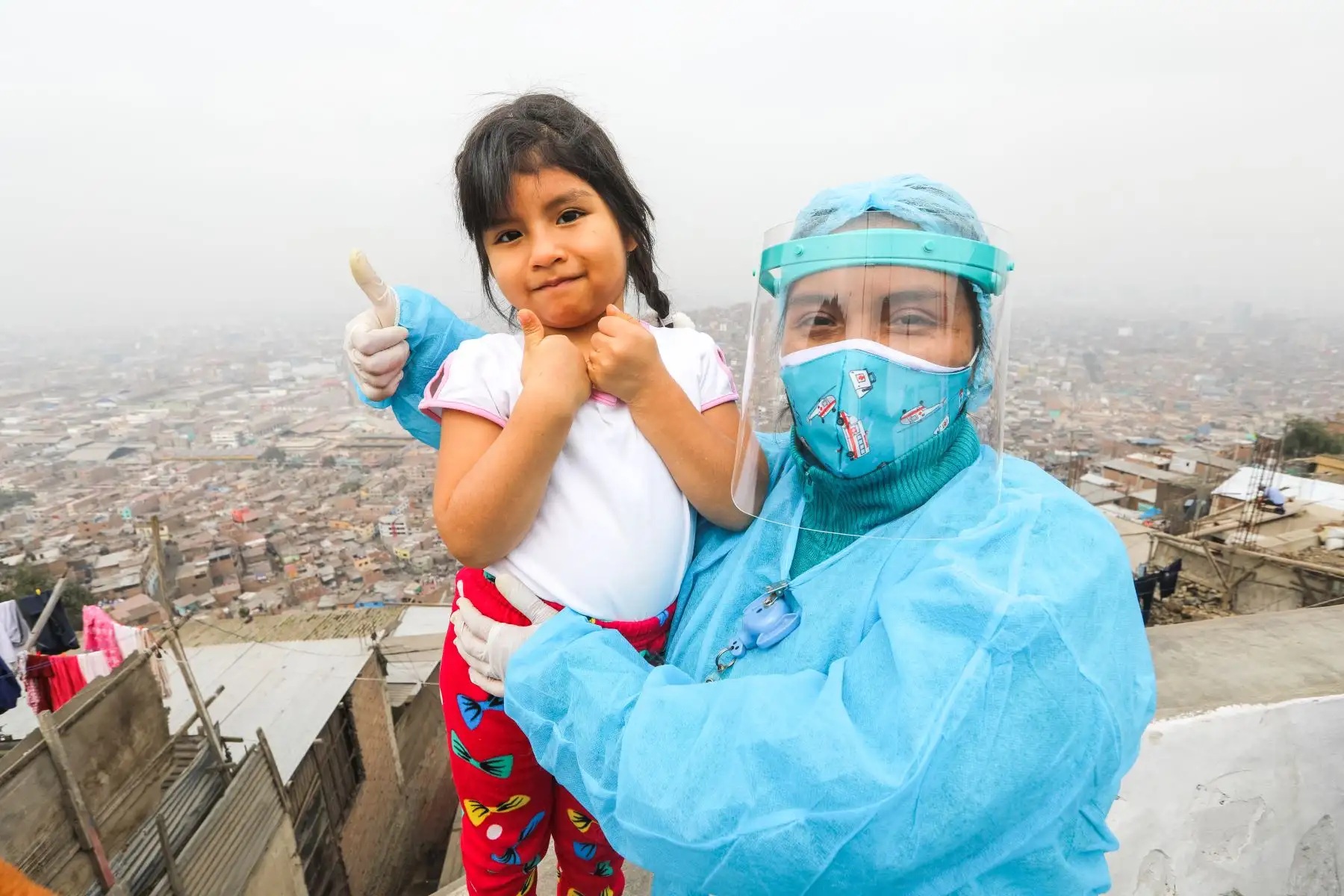 El Perú aplica el Esquema de Vacunación Nacional más completo de las Américas, que consta de 17 vacunas que protegen contra 26 enfermedades prevenibles, destacaron el presidente de la República, Martín Vizcarra; y la viceministra de Salud Pública, Nancy Zerpa, durante la intervención de atención integral en salud que se brindó a más de 800 personas que habitan en lo alto de El Agustino. Foto: Minsa