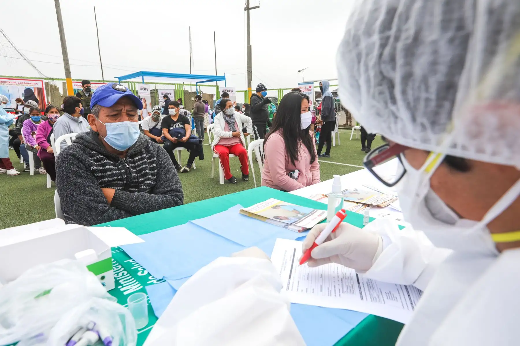 El Perú aplica el Esquema de Vacunación Nacional más completo de las Américas, que consta de 17 vacunas que protegen contra 26 enfermedades prevenibles, destacaron el presidente de la República, Martín Vizcarra; y la viceministra de Salud Pública, Nancy Zerpa, durante la intervención de atención integral en salud que se brindó a más de 800 personas que habitan en lo alto de El Agustino. Foto: Minsa