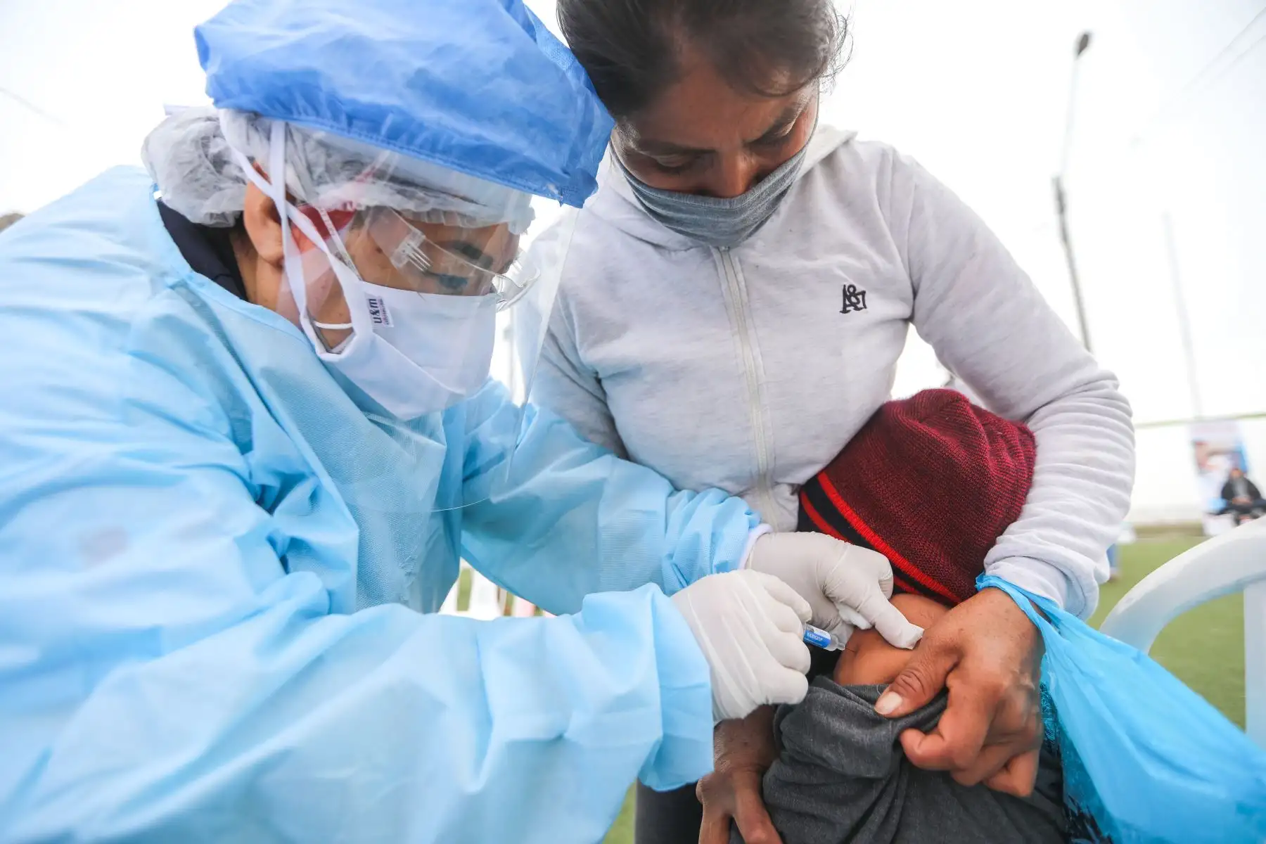 El Perú aplica el Esquema de Vacunación Nacional más completo de las Américas, que consta de 17 vacunas que protegen contra 26 enfermedades prevenibles, destacaron el presidente de la República, Martín Vizcarra; y la viceministra de Salud Pública, Nancy Zerpa, durante la intervención de atención integral en salud que se brindó a más de 800 personas que habitan en lo alto de El Agustino. Foto: Minsa