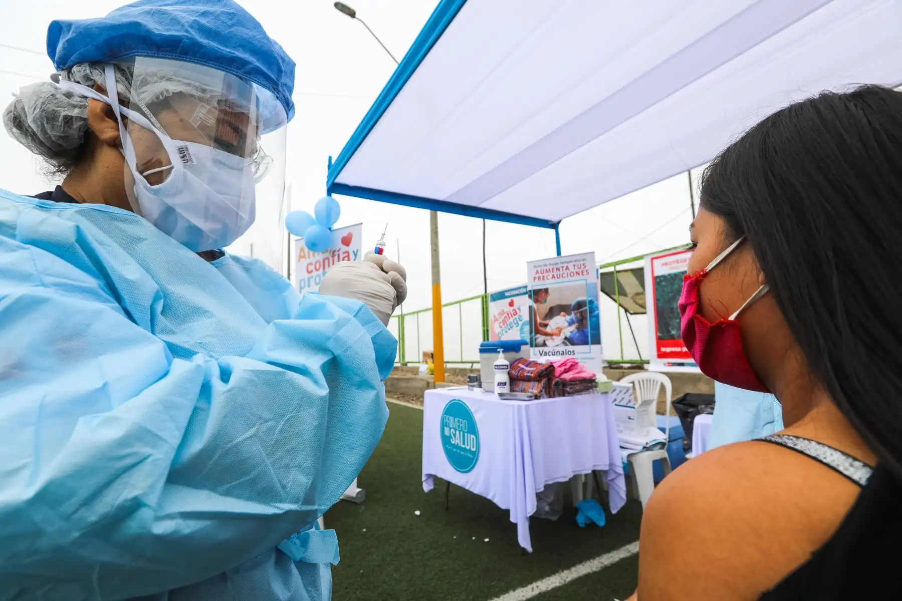 El Perú aplica el Esquema de Vacunación Nacional más completo de las Américas, que consta de 17 vacunas que protegen contra 26 enfermedades prevenibles, destacaron el presidente de la República, Martín Vizcarra; y la viceministra de Salud Pública, Nancy Zerpa, durante la intervención de atención integral en salud que se brindó a más de 800 personas que habitan en lo alto de El Agustino. Foto: Minsa