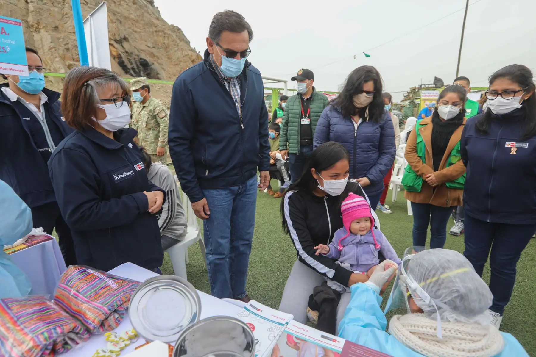 El Perú aplica el Esquema de Vacunación Nacional más completo de las Américas, que consta de 17 vacunas que protegen contra 26 enfermedades prevenibles, destacaron el presidente de la República, Martín Vizcarra; y la viceministra de Salud Pública, Nancy Zerpa, durante la intervención de atención integral en salud que se brindó a más de 800 personas que habitan en lo alto de El Agustino. Foto: Minsa
