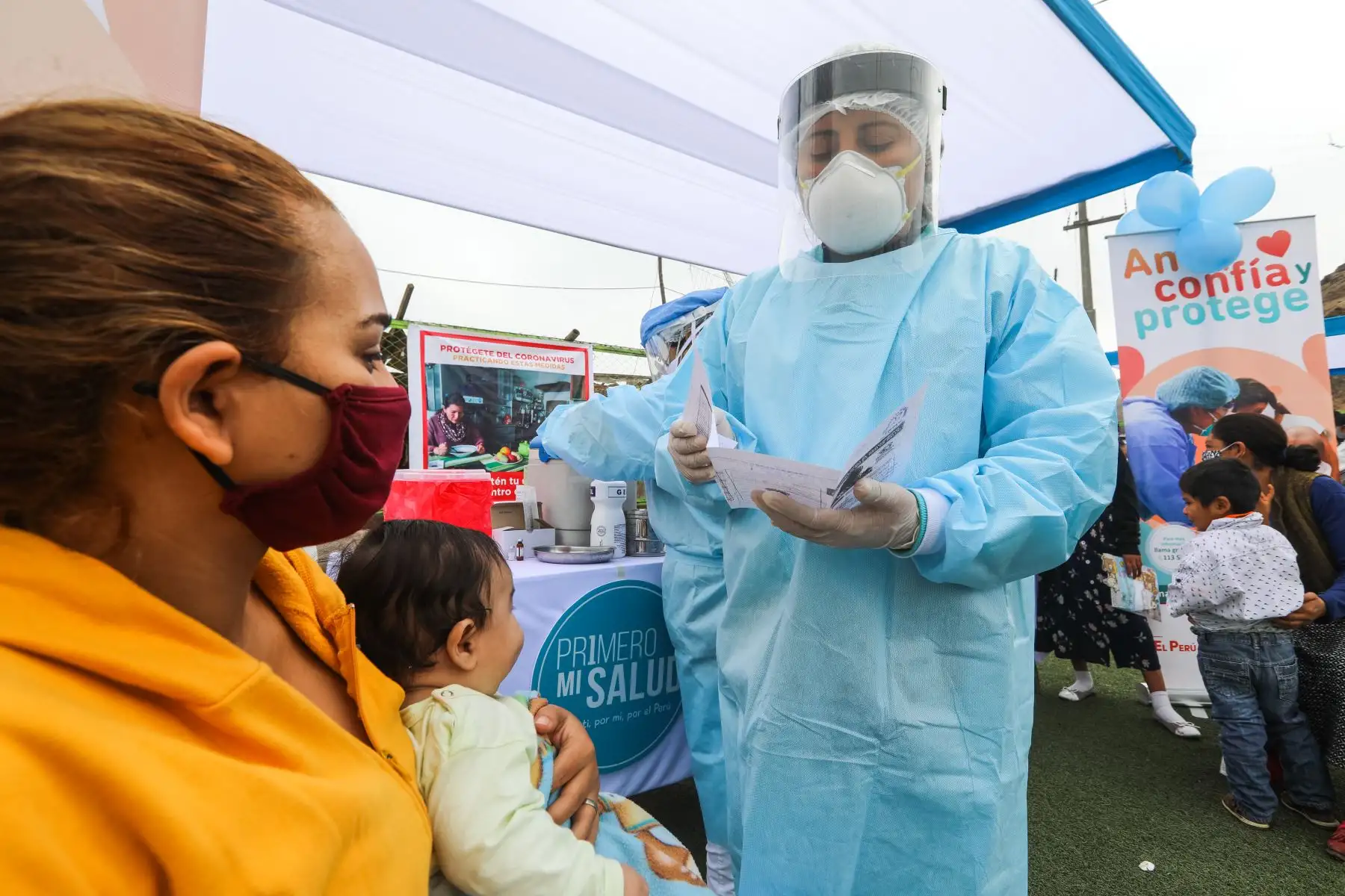 El Perú aplica el Esquema de Vacunación Nacional más completo de las Américas, que consta de 17 vacunas que protegen contra 26 enfermedades prevenibles, destacaron el presidente de la República, Martín Vizcarra; y la viceministra de Salud Pública, Nancy Zerpa, durante la intervención de atención integral en salud que se brindó a más de 800 personas que habitan en lo alto de El Agustino. Foto: Minsa