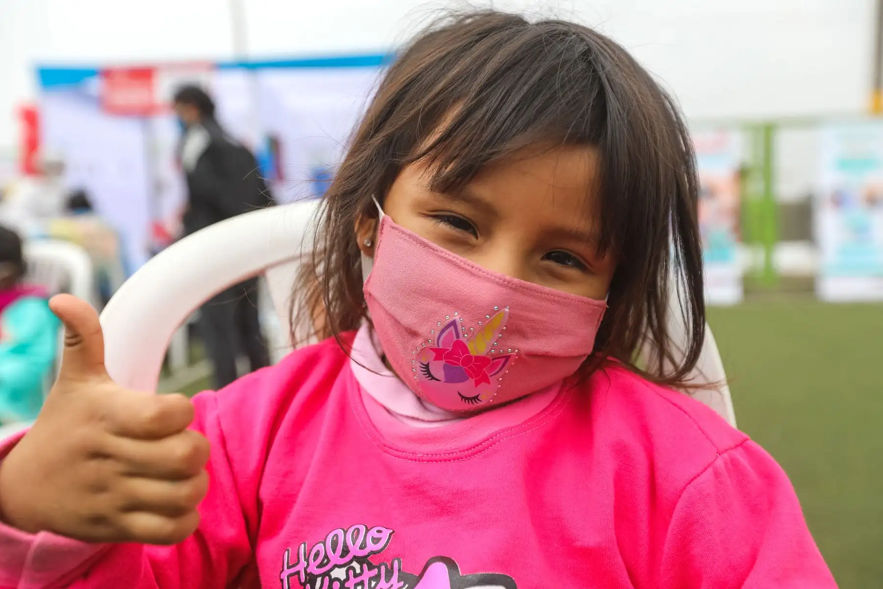 El Perú aplica el Esquema de Vacunación Nacional más completo de las Américas, que consta de 17 vacunas que protegen contra 26 enfermedades prevenibles, destacaron el presidente de la República, Martín Vizcarra; y la viceministra de Salud Pública, Nancy Zerpa, durante la intervención de atención integral en salud que se brindó a más de 800 personas que habitan en lo alto de El Agustino. Foto: Minsa