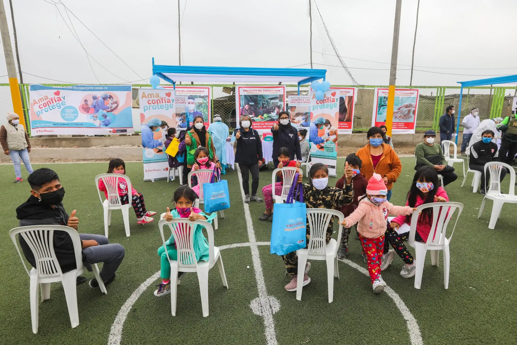 El Perú aplica el Esquema de Vacunación Nacional más completo de las Américas, que consta de 17 vacunas que protegen contra 26 enfermedades prevenibles, destacaron el presidente de la República, Martín Vizcarra; y la viceministra de Salud Pública, Nancy Zerpa, durante la intervención de atención integral en salud que se brindó a más de 800 personas que habitan en lo alto de El Agustino. Foto: Minsa