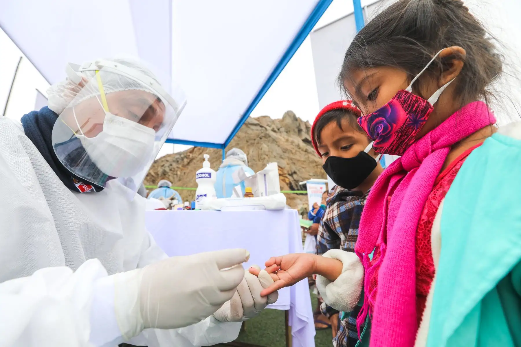 El Perú aplica el Esquema de Vacunación Nacional más completo de las Américas, que consta de 17 vacunas que protegen contra 26 enfermedades prevenibles, destacaron el presidente de la República, Martín Vizcarra; y la viceministra de Salud Pública, Nancy Zerpa, durante la intervención de atención integral en salud que se brindó a más de 800 personas que habitan en lo alto de El Agustino. Foto: Minsa