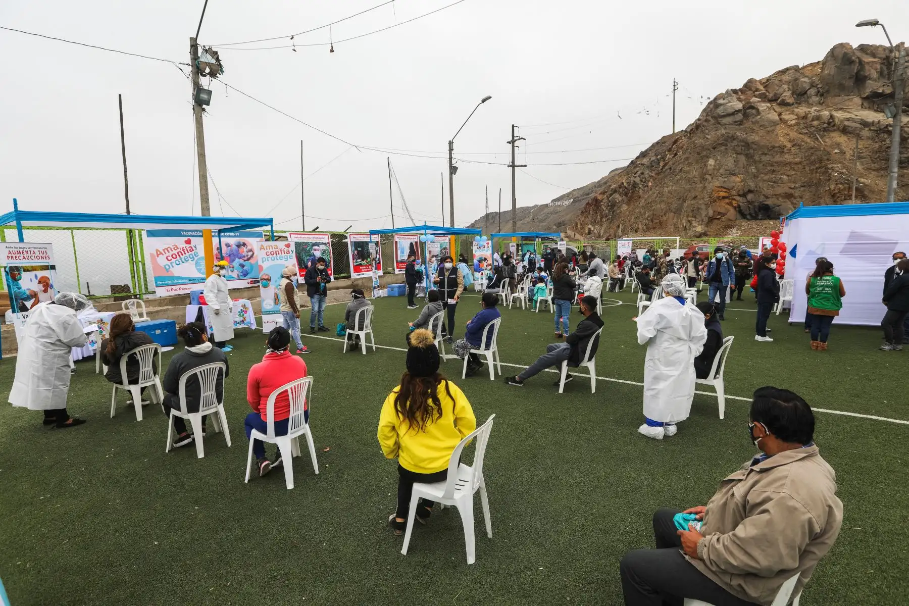 El Perú aplica el Esquema de Vacunación Nacional más completo de las Américas, que consta de 17 vacunas que protegen contra 26 enfermedades prevenibles, destacaron el presidente de la República, Martín Vizcarra; y la viceministra de Salud Pública, Nancy Zerpa, durante la intervención de atención integral en salud que se brindó a más de 800 personas que habitan en lo alto de El Agustino. Foto: Minsa