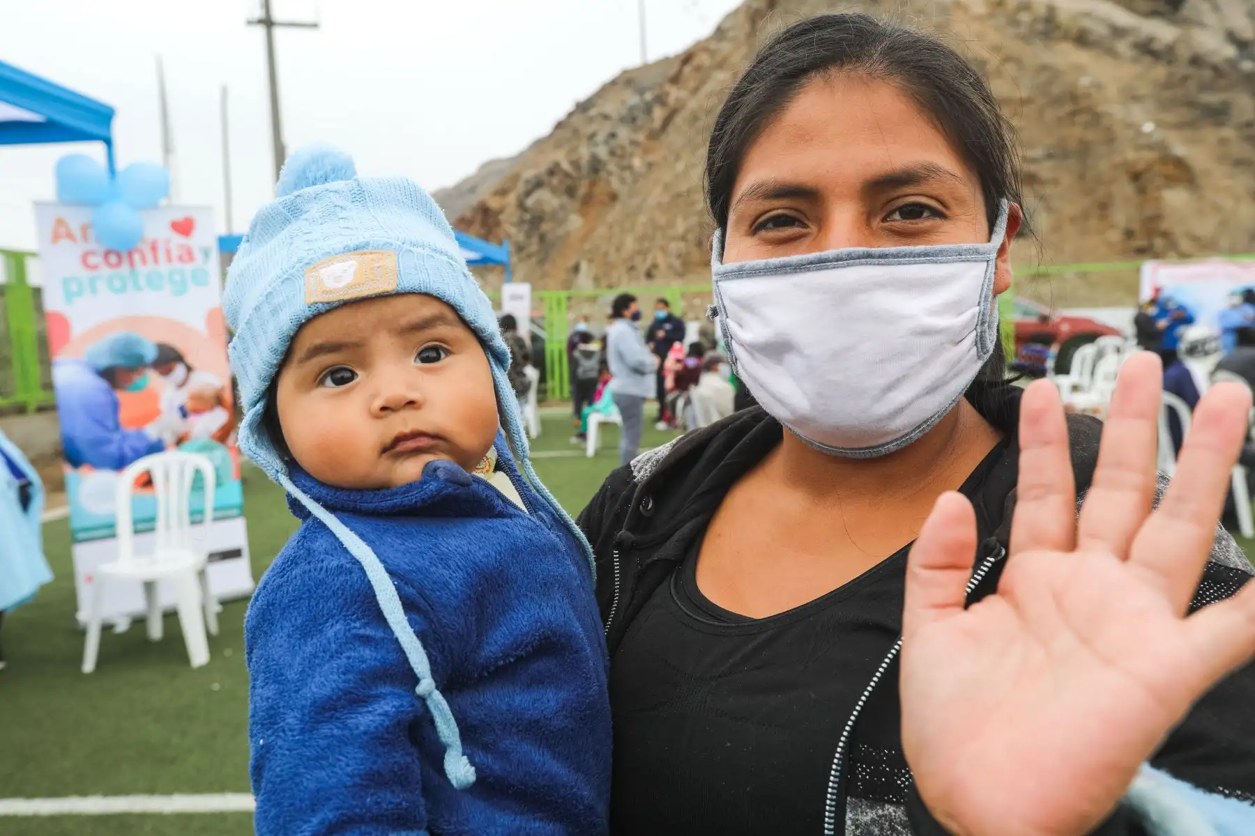 El Perú aplica el Esquema de Vacunación Nacional más completo de las Américas, que consta de 17 vacunas que protegen contra 26 enfermedades prevenibles, destacaron el presidente de la República, Martín Vizcarra; y la viceministra de Salud Pública, Nancy Zerpa, durante la intervención de atención integral en salud que se brindó a más de 800 personas que habitan en lo alto de El Agustino. Foto: Minsa