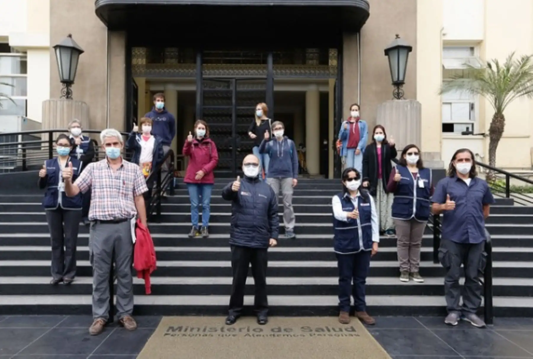 Nueve representantes de la misión humanitaria “Médicos Sin Fronteras” (MSF) de España llegaron a Perú para sumarse a la lucha contra el nuevo coronavirus en las regiones Loreto, San Martín y Ucayali. Los profesionales fueron recibidos hoy por el ministro de Salud, Víctor Zamora, quien sostuvo que los especialistas se dedicarán a los pacientes covid-19 en las Unidades de Cuidados Intensivos (UCI).