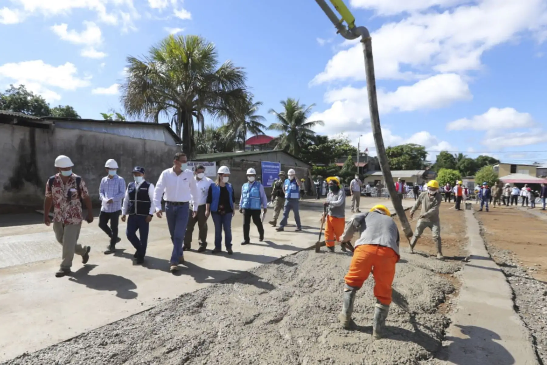 El presidente Martín Vizcarra, supervisó las obras de construcción de la Villa EsSalud Madre de Dios, donde se edificará un hospital temporal para mejorar la oferta hospitalaria en la región. Foto:ANDINA/ Prensa Presidencia