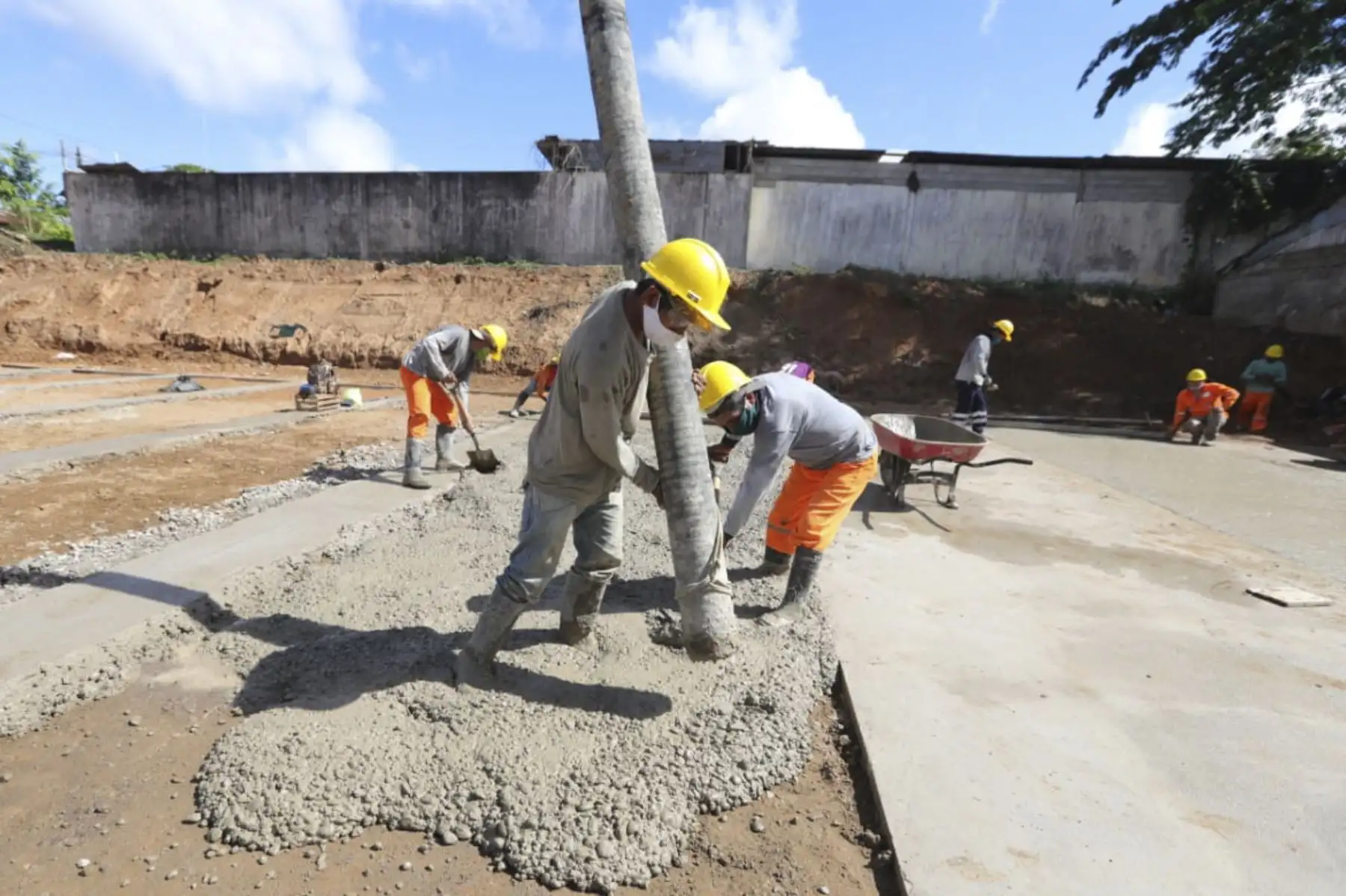 El presidente Martín Vizcarra, supervisó las obras de construcción de la Villa EsSalud Madre de Dios, donde se edificará un hospital temporal para mejorar la oferta hospitalaria en la región. Foto:ANDINA/ Prensa Presidencia