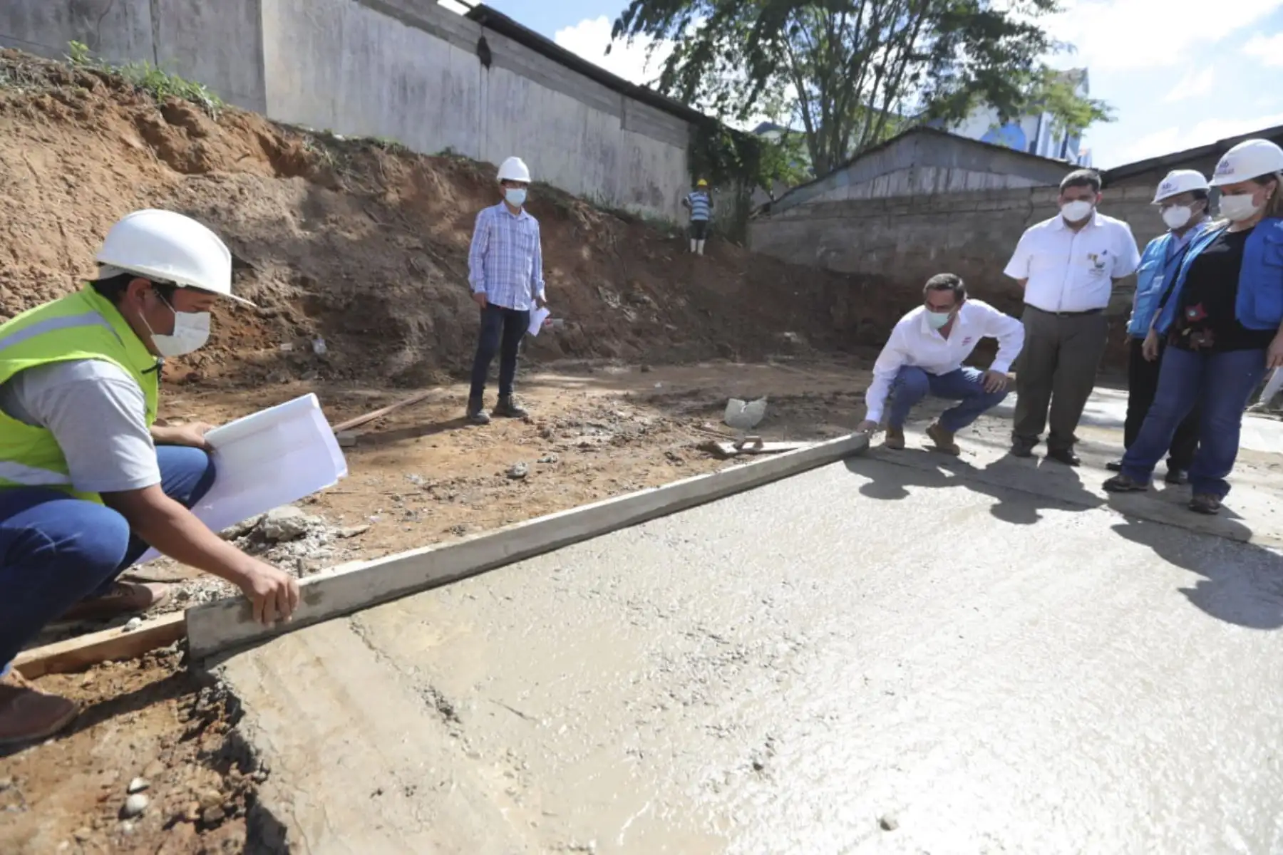 El presidente Martín Vizcarra, supervisó las obras de construcción de la Villa EsSalud Madre de Dios, donde se edificará un hospital temporal para mejorar la oferta hospitalaria en la región. Foto:ANDINA/ Prensa Presidencia