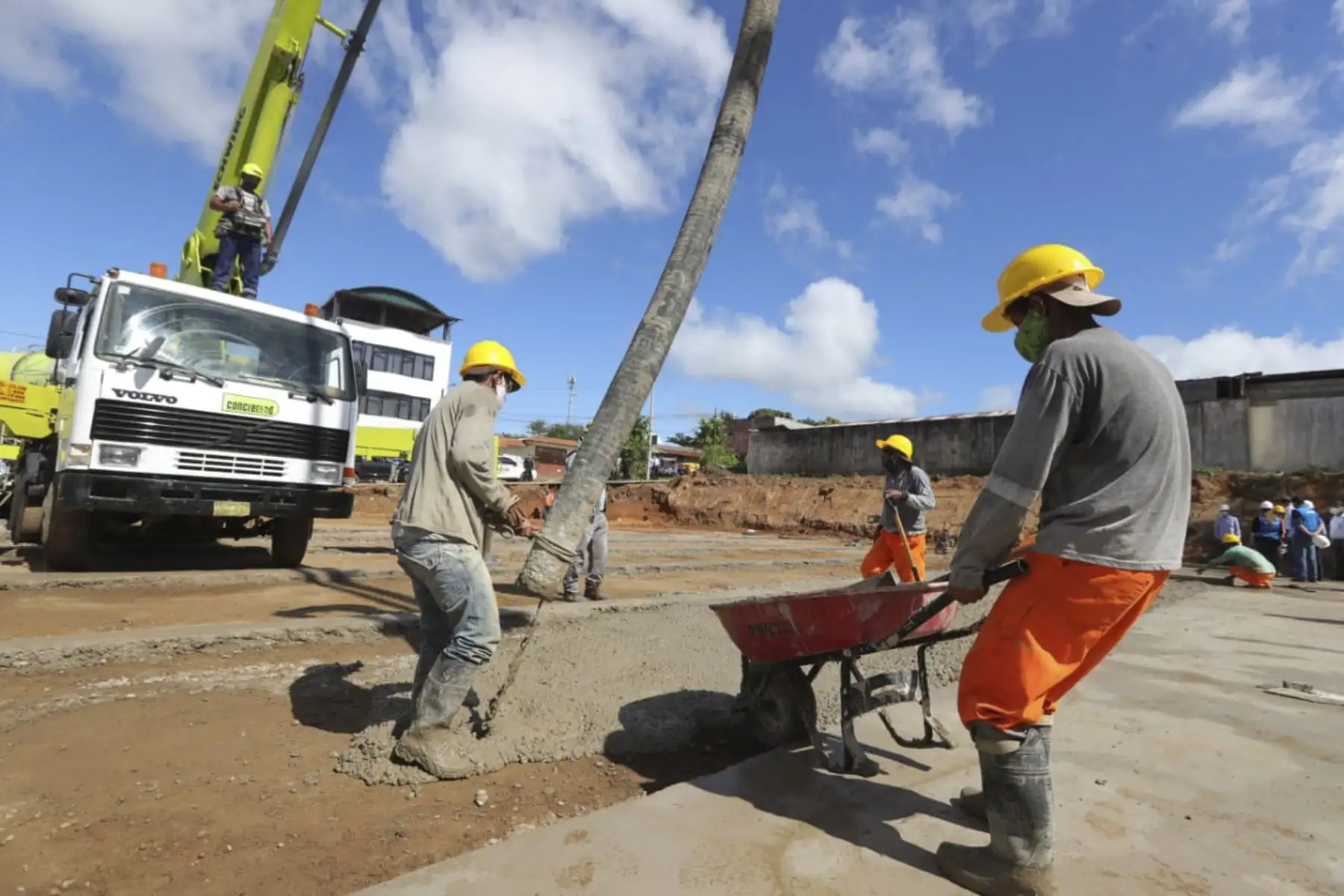 El presidente Martín Vizcarra, supervisó las obras de construcción de la Villa EsSalud Madre de Dios, donde se edificará un hospital temporal para mejorar la oferta hospitalaria en la región. Foto:ANDINA/ Prensa Presidencia