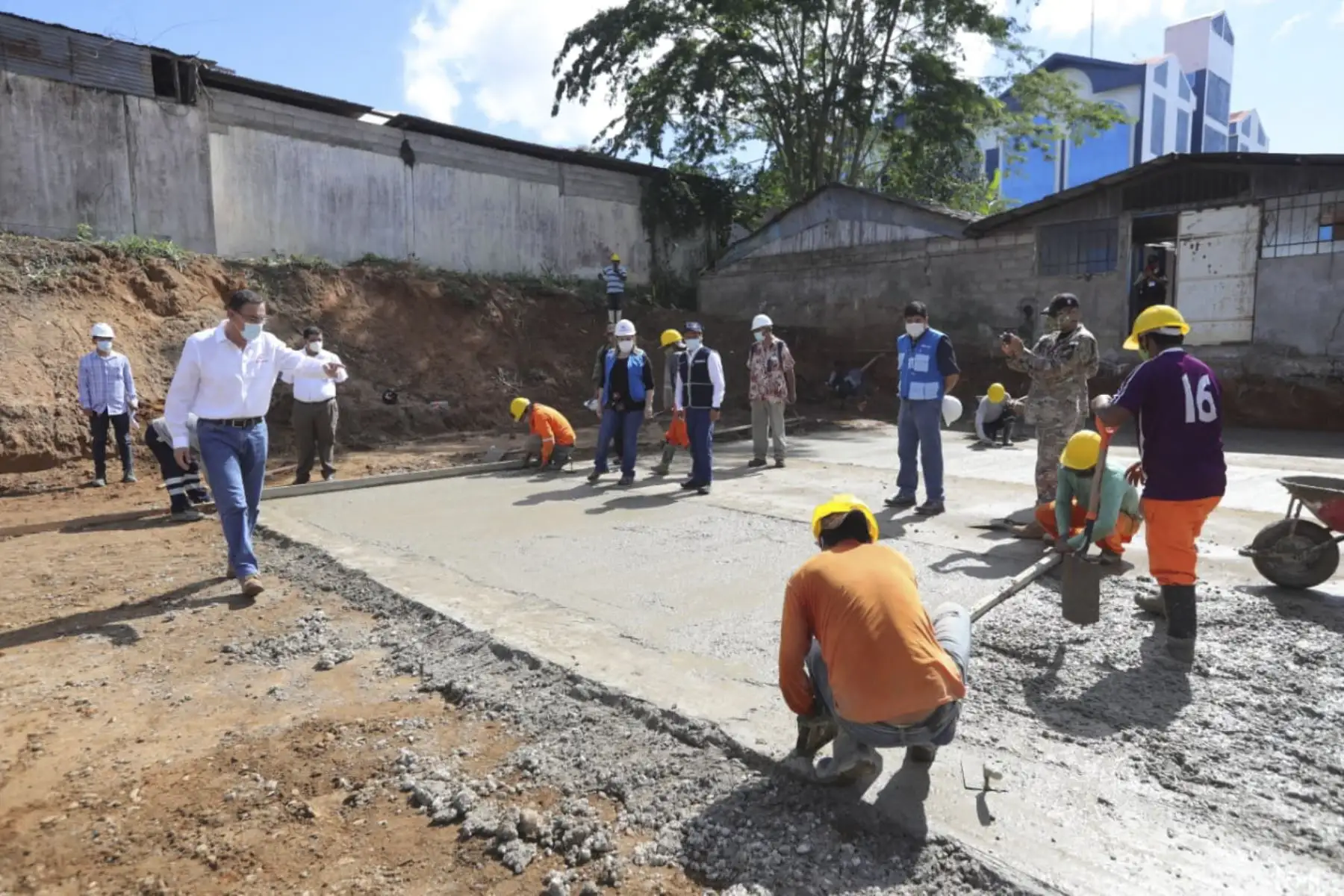 El presidente Martín Vizcarra, supervisó las obras de construcción de la Villa EsSalud Madre de Dios, donde se edificará un hospital temporal para mejorar la oferta hospitalaria en la región. Foto:ANDINA/ Prensa Presidencia