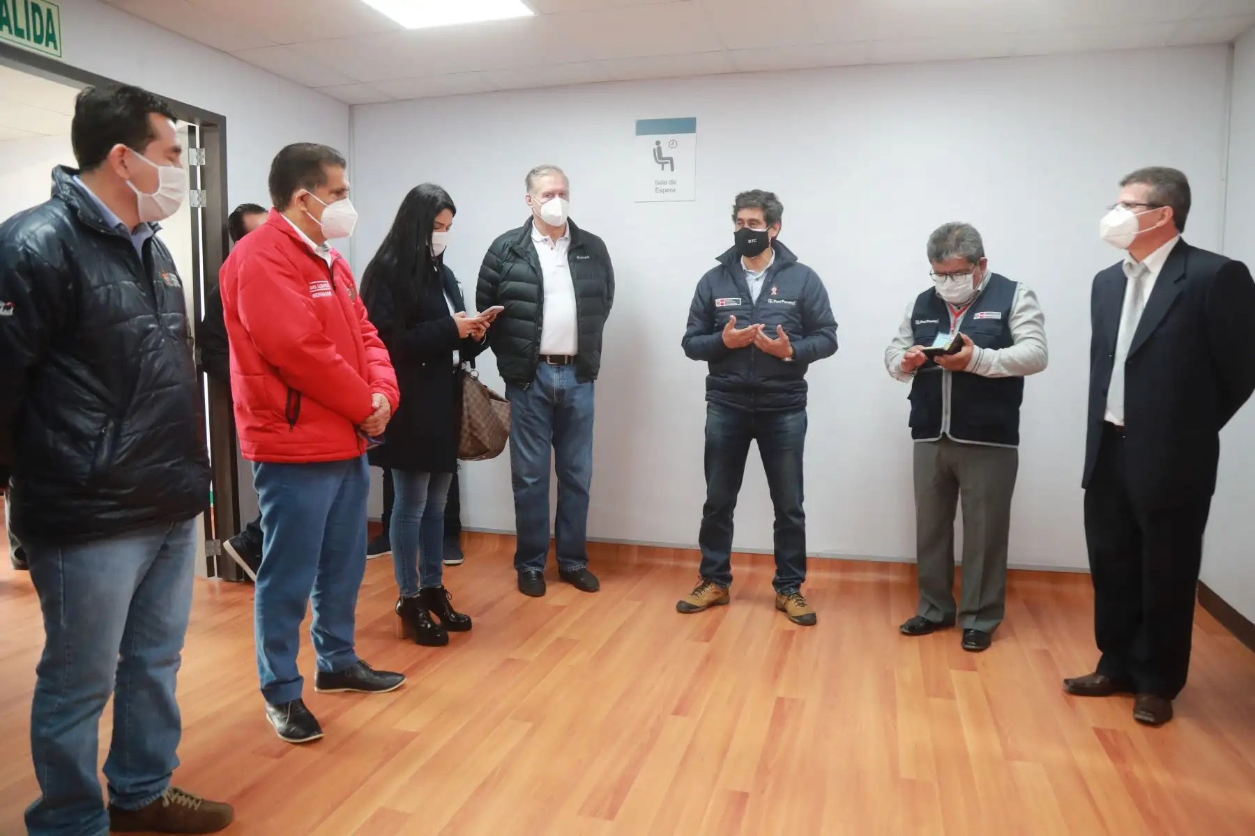 El Ministro de Transporte y Comunicaciones Carlos Lozada,lidera comitiva del Ejecutivo que coordina las acciones de atención a pacientes COVID-19 en La Libertad.
Foto: ANDINA/MTC.