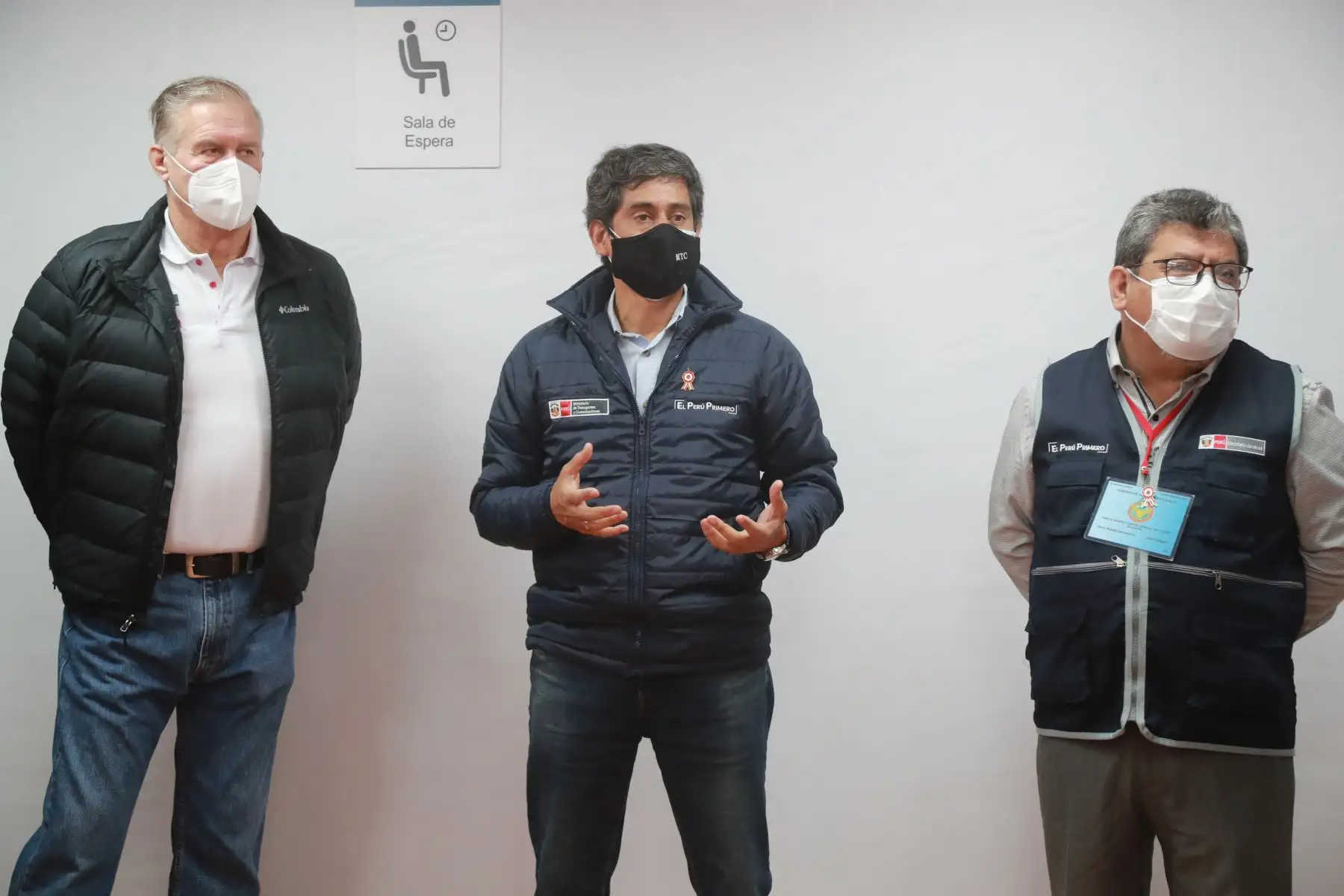 El Ministro de Transporte y Comunicaciones Carlos Lozada,lidera comitiva del Ejecutivo que coordina las acciones de atención a pacientes COVID-19 en La Libertad.
Foto: ANDINA/MTC.