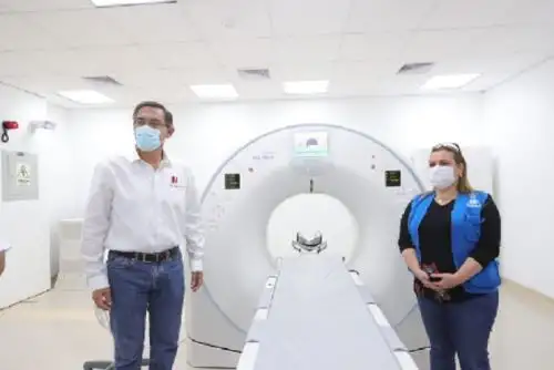 El moderno equipo cuenta con 64 cortes y un software actualizado que permiten una mejor resolución de imagen y estudios de distintos órganos del cuerpo como los pulmones, hígado, corazón, entre otros, lo que contribuye a obtener un diagnóstico más preciso y tratamiento oportuno.