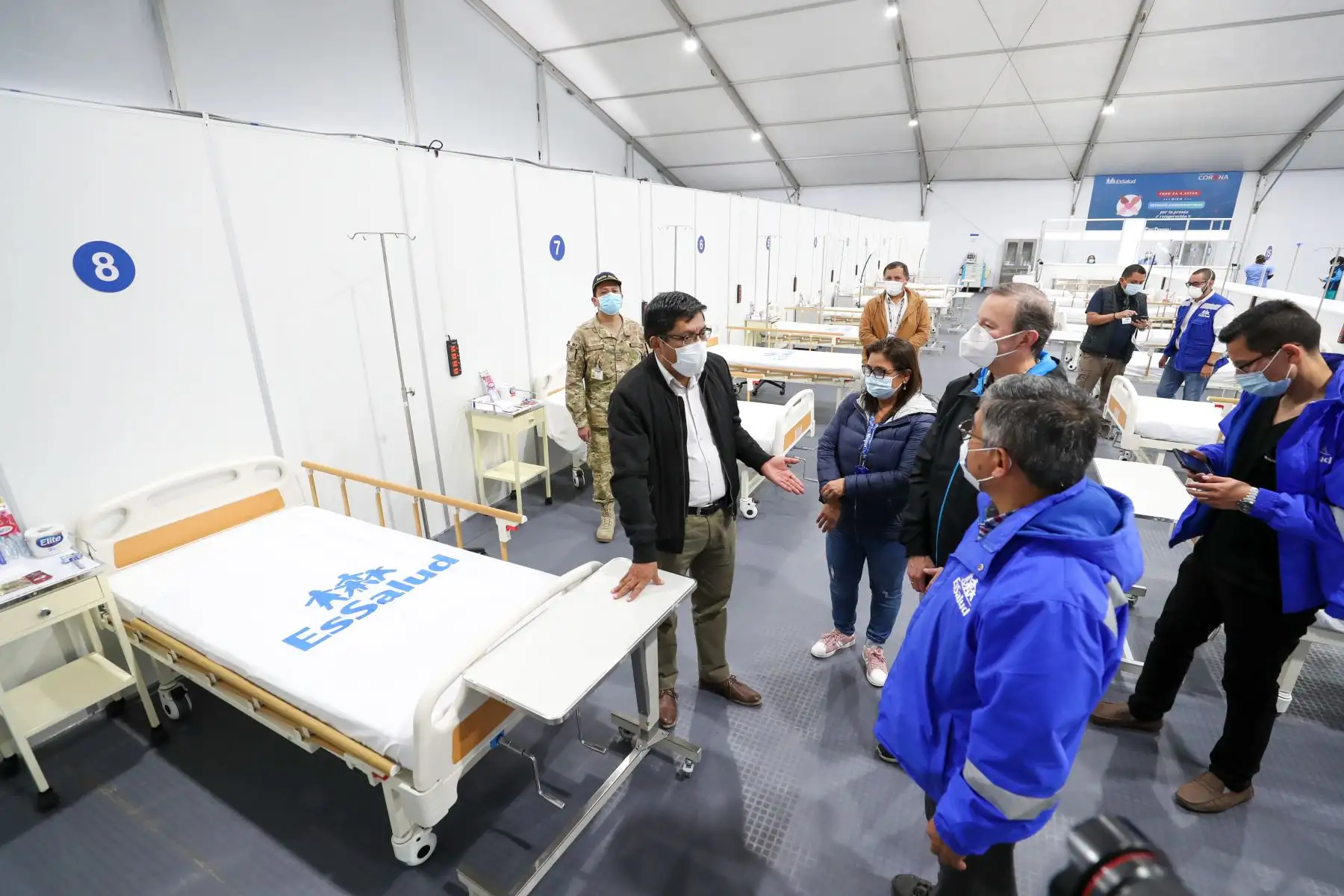 El presidente del Consejo de Ministros, Vicente Zeballos, realizó una visita a la Villa Panamericana, que alberga a más de mil personas confirmadas y sospechosas de COVID-19. El director de este centro, el Dr. Carlos Olivera Jaramillo, explicó el proceso de atención y recuperación de los pacientes. 
Foto: ANDINA/PCM.