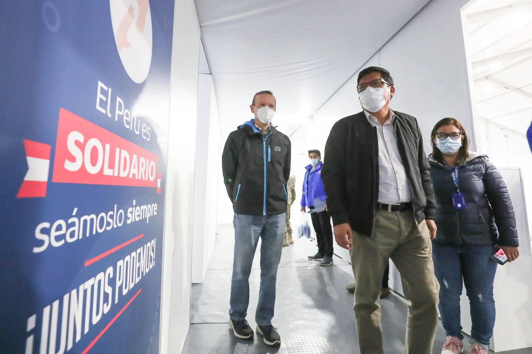 El presidente del Consejo de Ministros, Vicente Zeballos, realizó una visita a la Villa Panamericana, que alberga a más de mil personas confirmadas y sospechosas de COVID-19. El director de este centro, el Dr. Carlos Olivera Jaramillo, explicó el proceso de atención y recuperación de los pacientes. 
Foto: ANDINA/PCM.