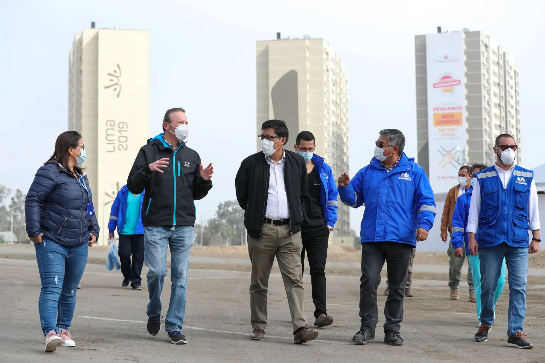 El presidente del Consejo de Ministros, Vicente Zeballos, realizó una visita a la Villa Panamericana, que alberga a más de mil personas confirmadas y sospechosas de COVID-19. El director de este centro, el Dr. Carlos Olivera Jaramillo, explicó el proceso de atención y recuperación de los pacientes. 
Foto: ANDINA/PCM.