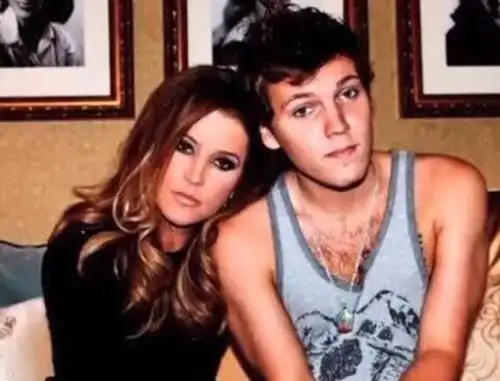 Benjamin junto a su madre Lisa Marie Presley.