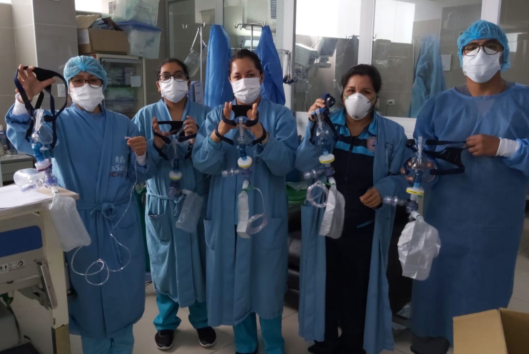Personal de salud de la Red de EsSalud en Áncash confeccionan dispositivos de saturación de oxígeno que evita que pacientes críticos de covid-19 ingresen a UCI.