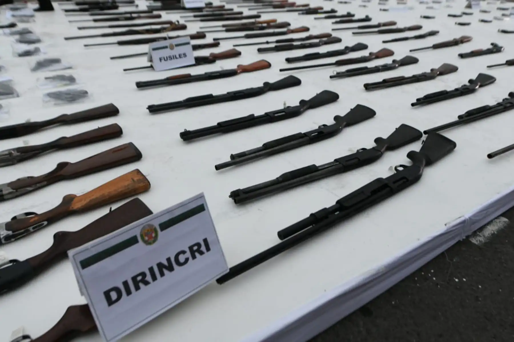 Ministerio del Interior presenta armas incautadas durante el estado de emergencia, producto de diversos operativos realizados por la Policía Nacional, dentro del Plan Operaciones “Fortaleza 2020". Foto: ANDINA/Mininter
