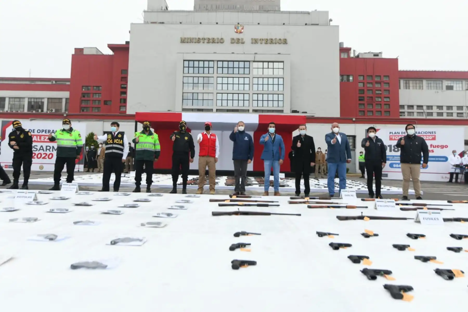 Ministerio del Interior presenta armas incautadas durante el estado de emergencia, producto de diversos operativos realizados por la Policía Nacional, dentro del Plan Operaciones “Fortaleza 2020". Foto: ANDINA/Mininter