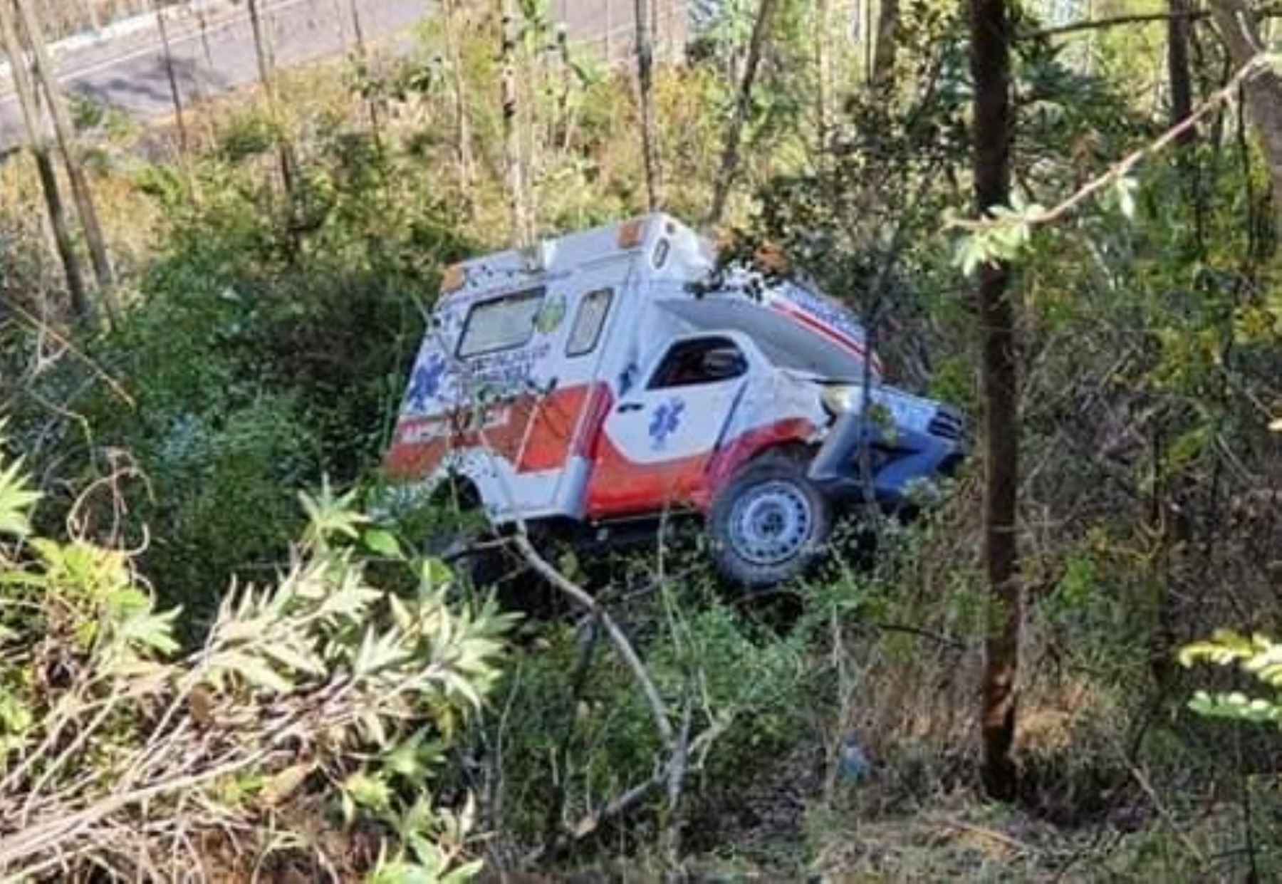 Una persona falleció y tres resultaron heridas luego que la ambulancia en la que viajaban sufriera un vuelco en la carretera Quillabamba-Cusco.