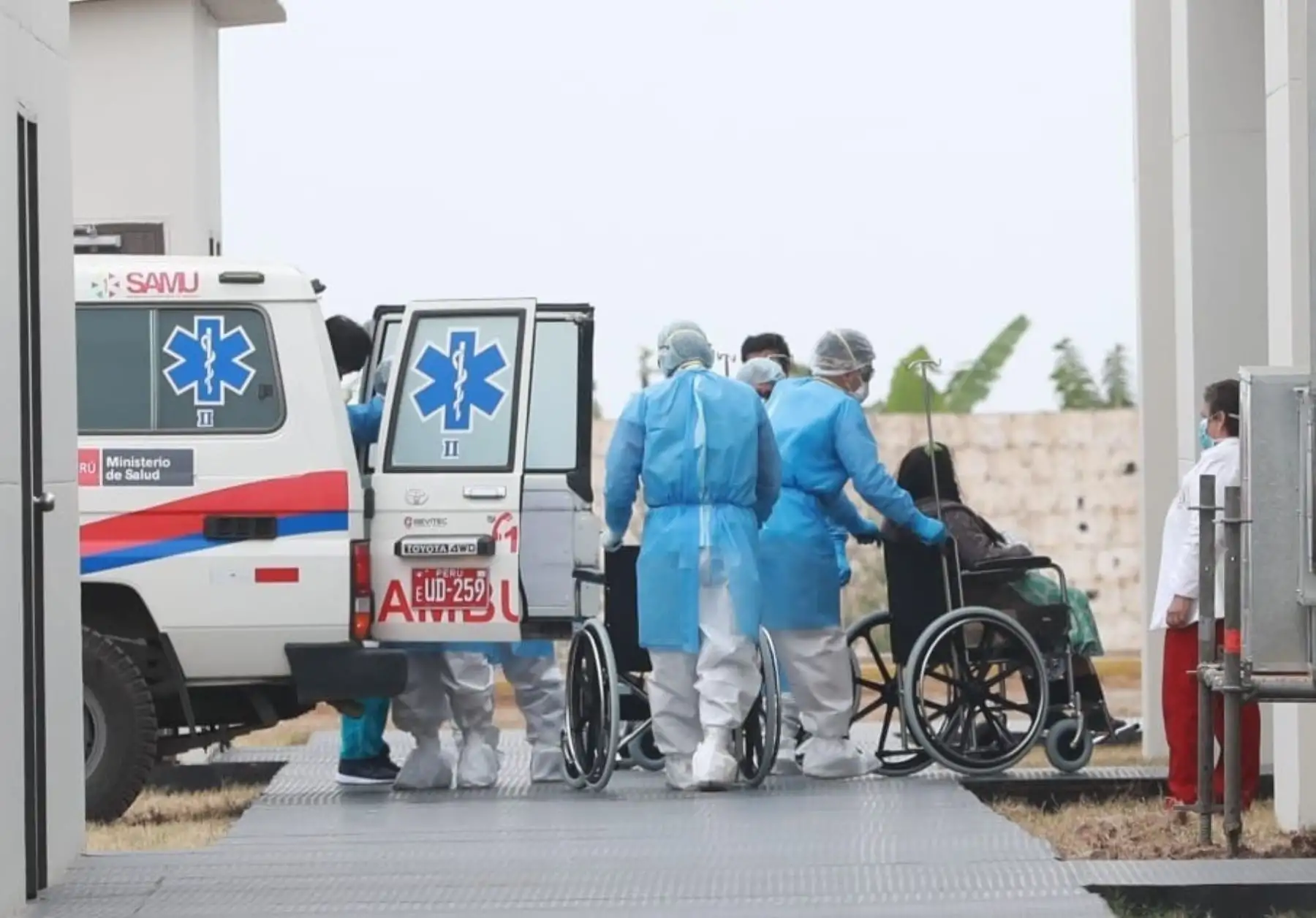 Ministro de Transportes y Comunicaciones, Carlos Lozada, supervisó el traslado de los primeros pacientes covid-19 al Hospital Temporal Ramón Castilla de Trujillo. ANDINA/Difusión