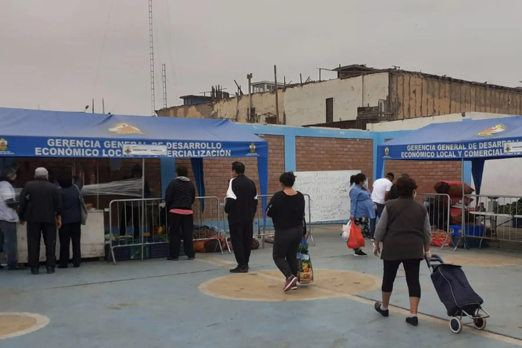 Municipalidad Provincial del Callao en coordinación con el ministerio de la Producción
 promueven las  " Ferias itinerantes chalacas " en todo el Callao para garantizar a  la población una compre  segura y respetando protocolos de bioseguridad.
Foto:   Municipalidad Provincial del Callao