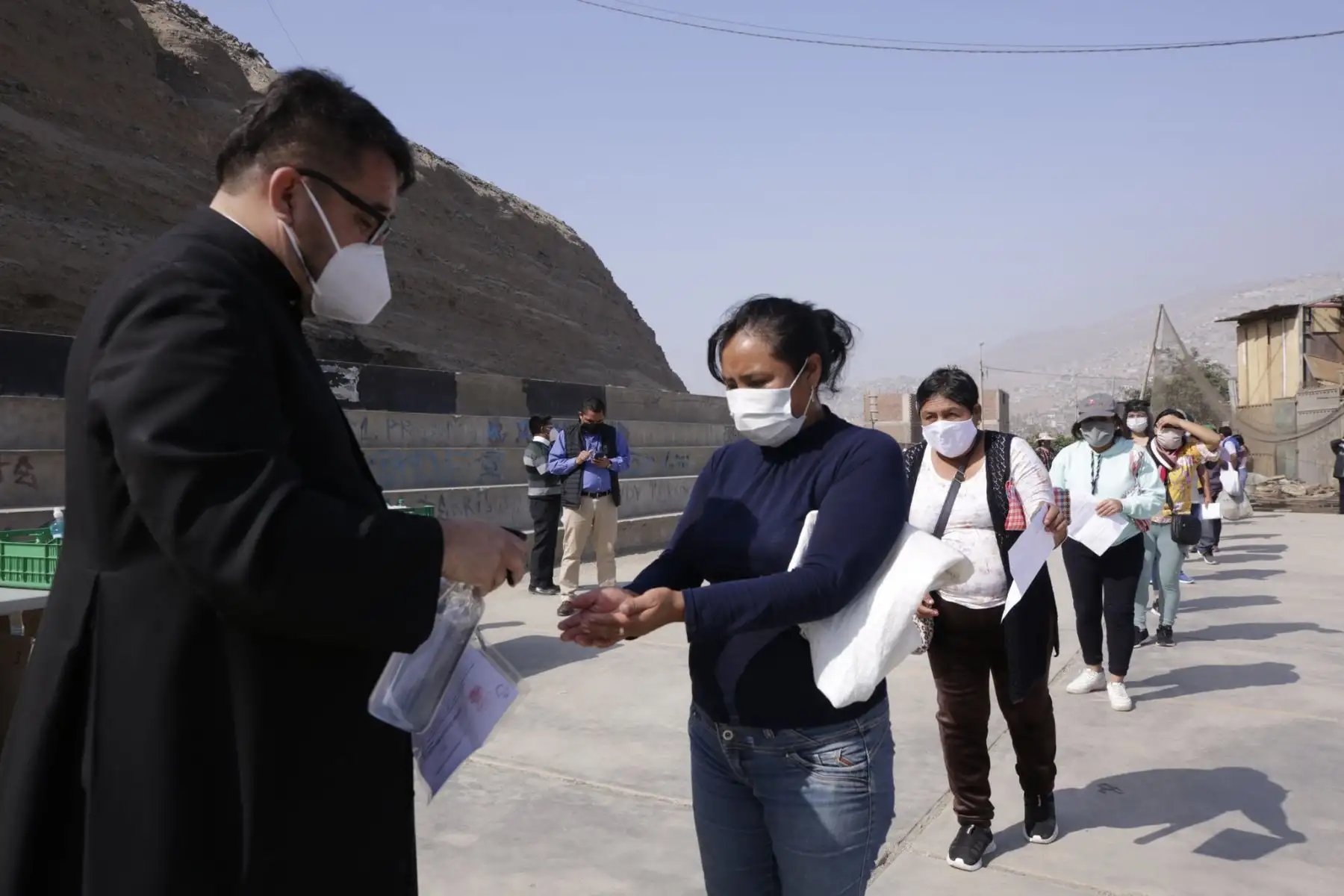 Presidencia del Consejo de Ministros  continúa  con la entrega de kits de alimentación a las familias vulnerables de las zonas La Hoyada y El Hueco en Manchay, ubicadas en el distrito de Pachacamac.