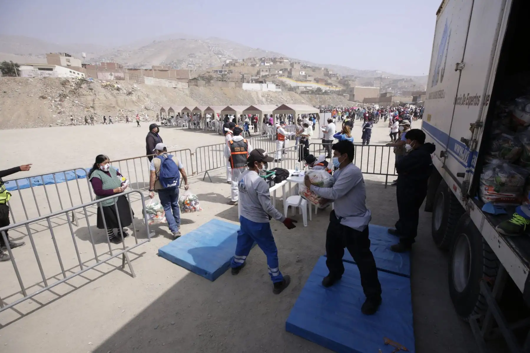 Presidencia del Consejo de Ministros  continúa  con la entrega de kits de alimentación a las familias vulnerables de las zonas La Hoyada y El Hueco en Manchay, ubicadas en el distrito de Pachacamac.