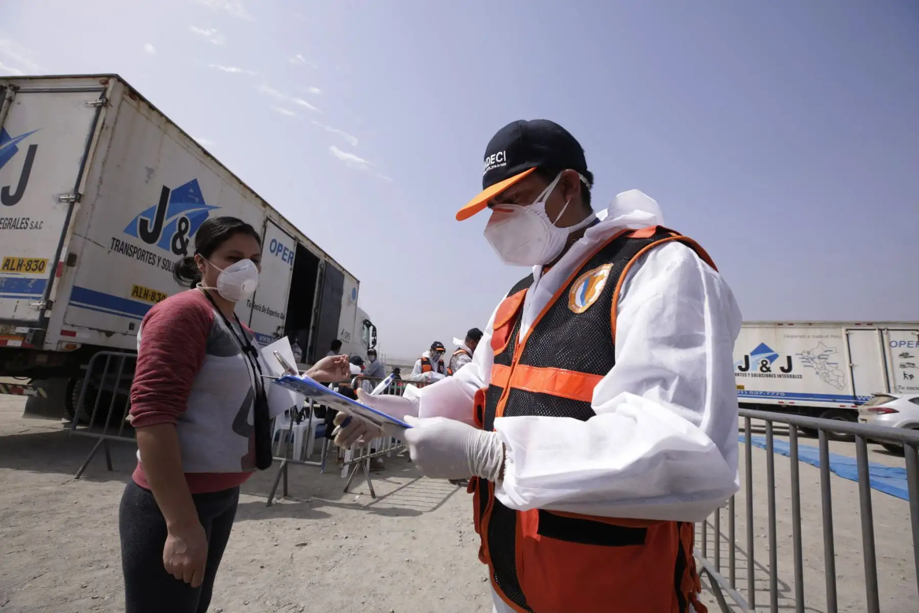 Presidencia del Consejo de Ministros  continúa  con la entrega de kits de alimentación a las familias vulnerables de las zonas La Hoyada y El Hueco en Manchay, ubicadas en el distrito de Pachacamac.