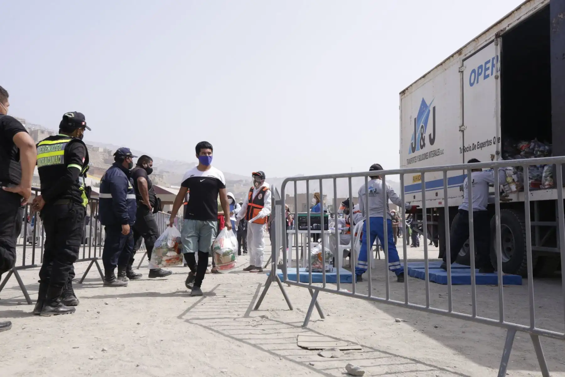 Presidencia del Consejo de Ministros  continúa  con la entrega de kits de alimentación a las familias vulnerables de las zonas La Hoyada y El Hueco en Manchay, ubicadas en el distrito de Pachacamac.