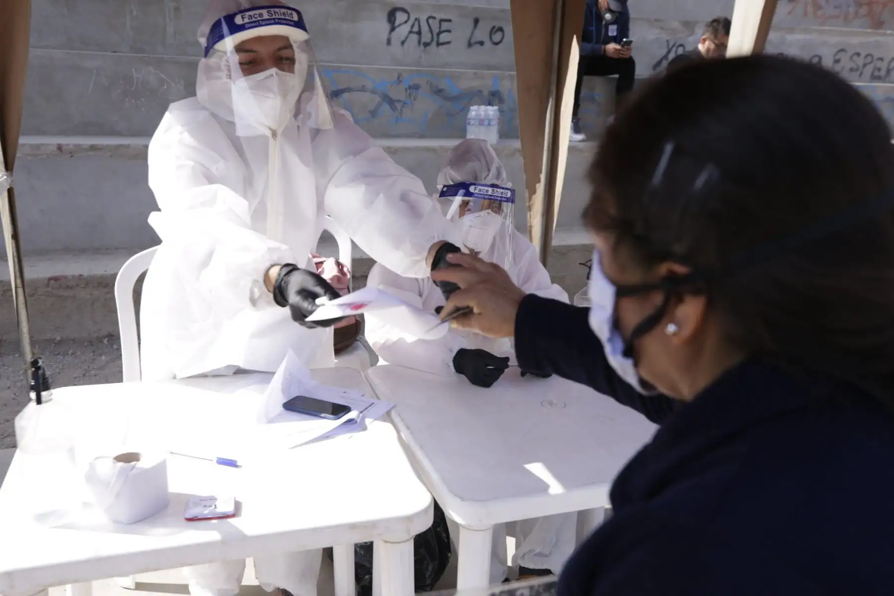 Como parte de la implementación del Decreto de Urgencia N° 068-2020, la PCM continúa hoy con la entrega de kits de alimentación a las familias vulnerables de las zonas La Hoyada y El Hueco en Manchay, ubicadas en el distrito de Pachacamac. 

Foto:ANDINA/PCM.