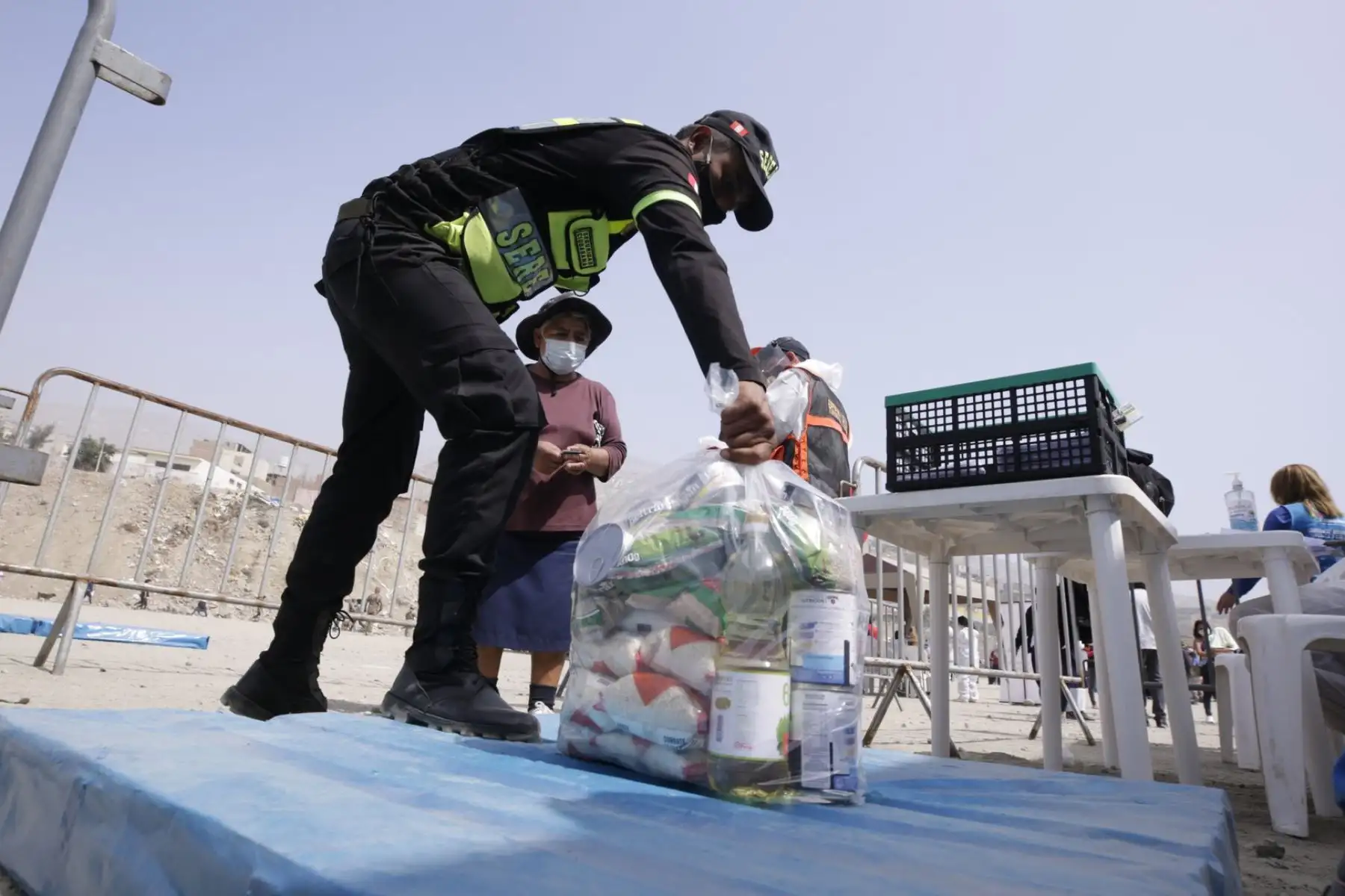 Como parte de la implementación del Decreto de Urgencia N° 068-2020, la PCM continúa hoy con la entrega de kits de alimentación a las familias vulnerables de las zonas La Hoyada y El Hueco en Manchay, ubicadas en el distrito de Pachacamac. 

Foto:ANDINA/PCM.