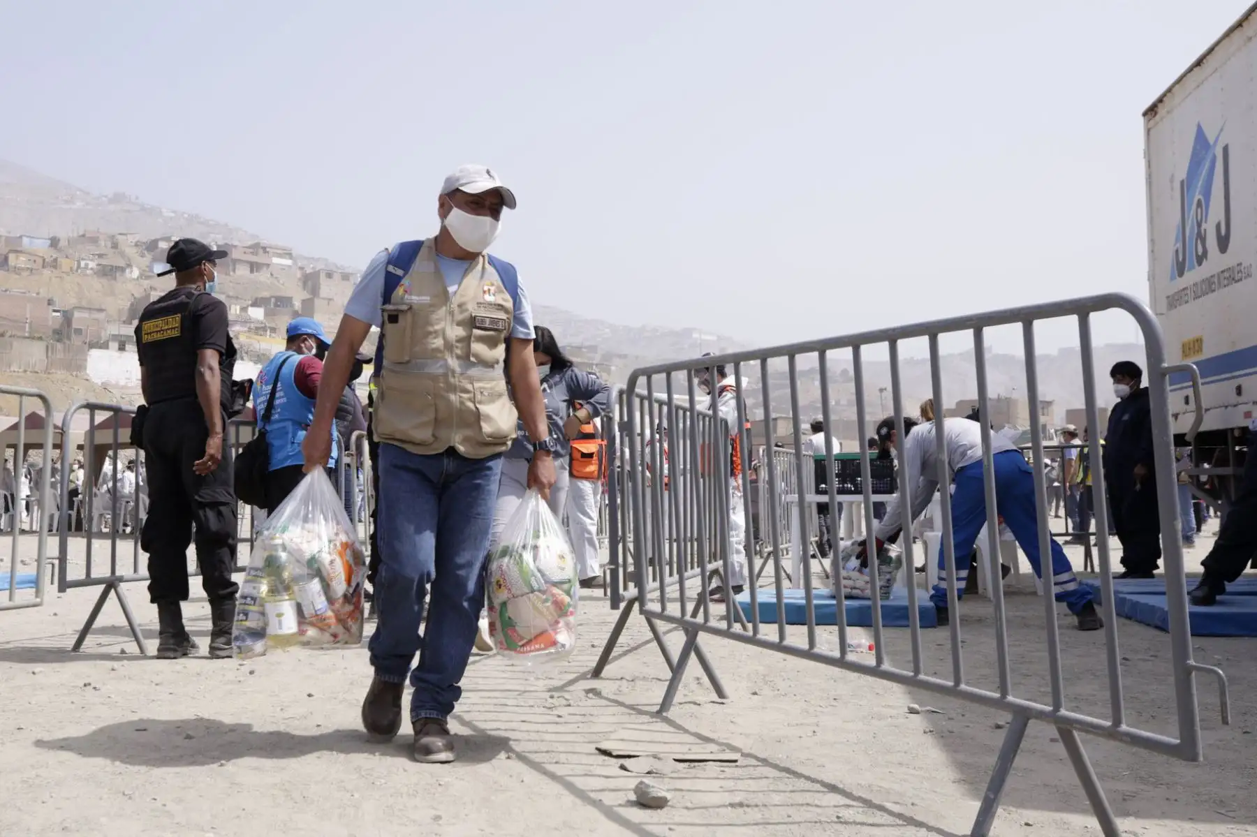 Como parte de la implementación del Decreto de Urgencia N° 068-2020, la PCM continúa hoy con la entrega de kits de alimentación a las familias vulnerables de las zonas La Hoyada y El Hueco en Manchay, ubicadas en el distrito de Pachacamac. 

Foto:ANDINA/PCM.