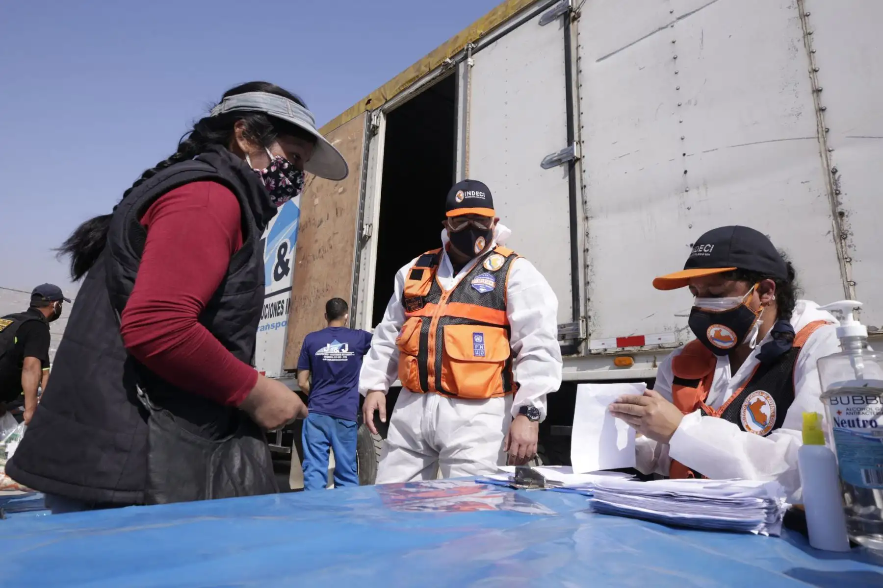 Como parte de la implementación del Decreto de Urgencia N° 068-2020, la PCM continúa hoy con la entrega de kits de alimentación a las familias vulnerables de las zonas La Hoyada y El Hueco en Manchay, ubicadas en el distrito de Pachacamac. 

Foto:ANDINA/PCM.