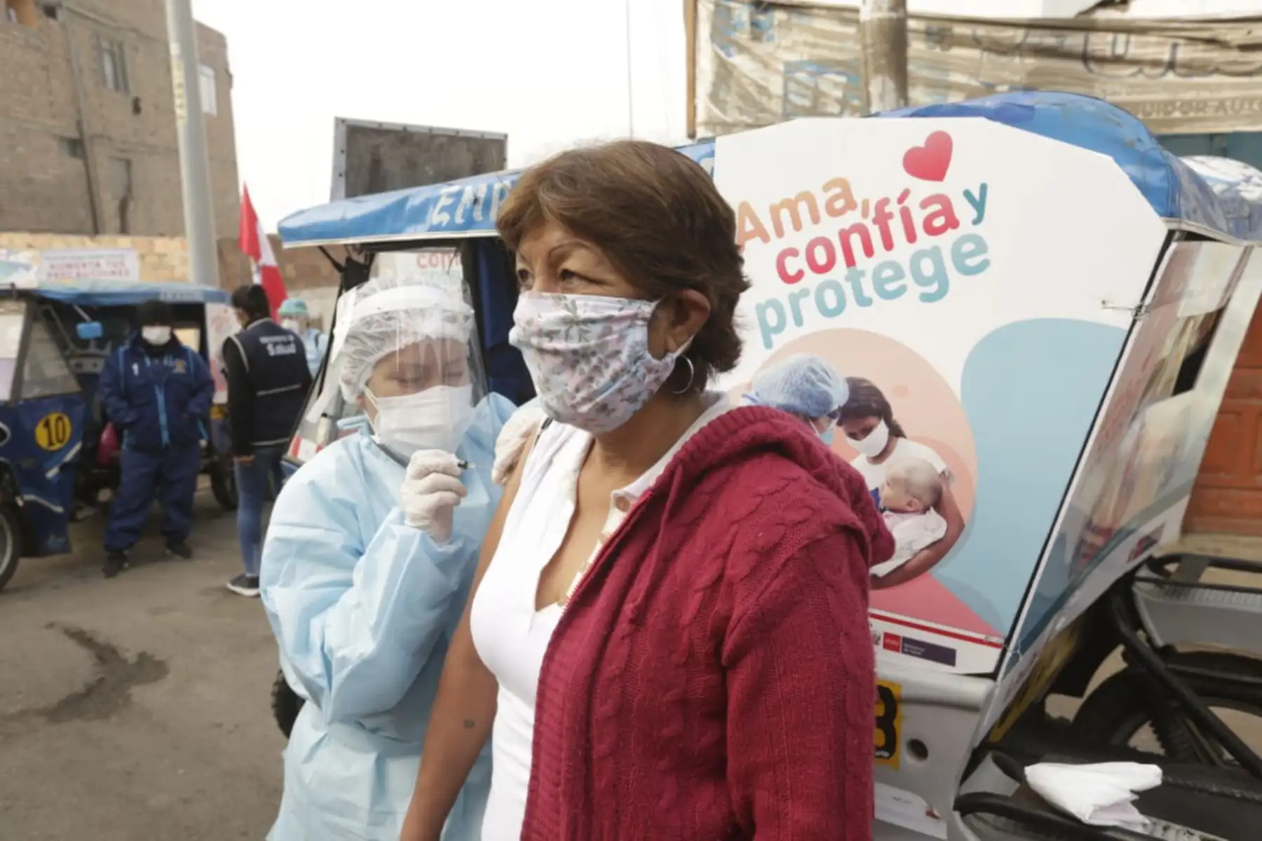 Ministerio de Salud , realiza visitas a comunidades con  cuatro unidades del “Vacuna Móvil” . En esta oportunidad  recorrieron diversas zonas de El Agustino brindando vacunación y atención primaria de salud a niños, gestantes y adultos. 
Foto: Minsa