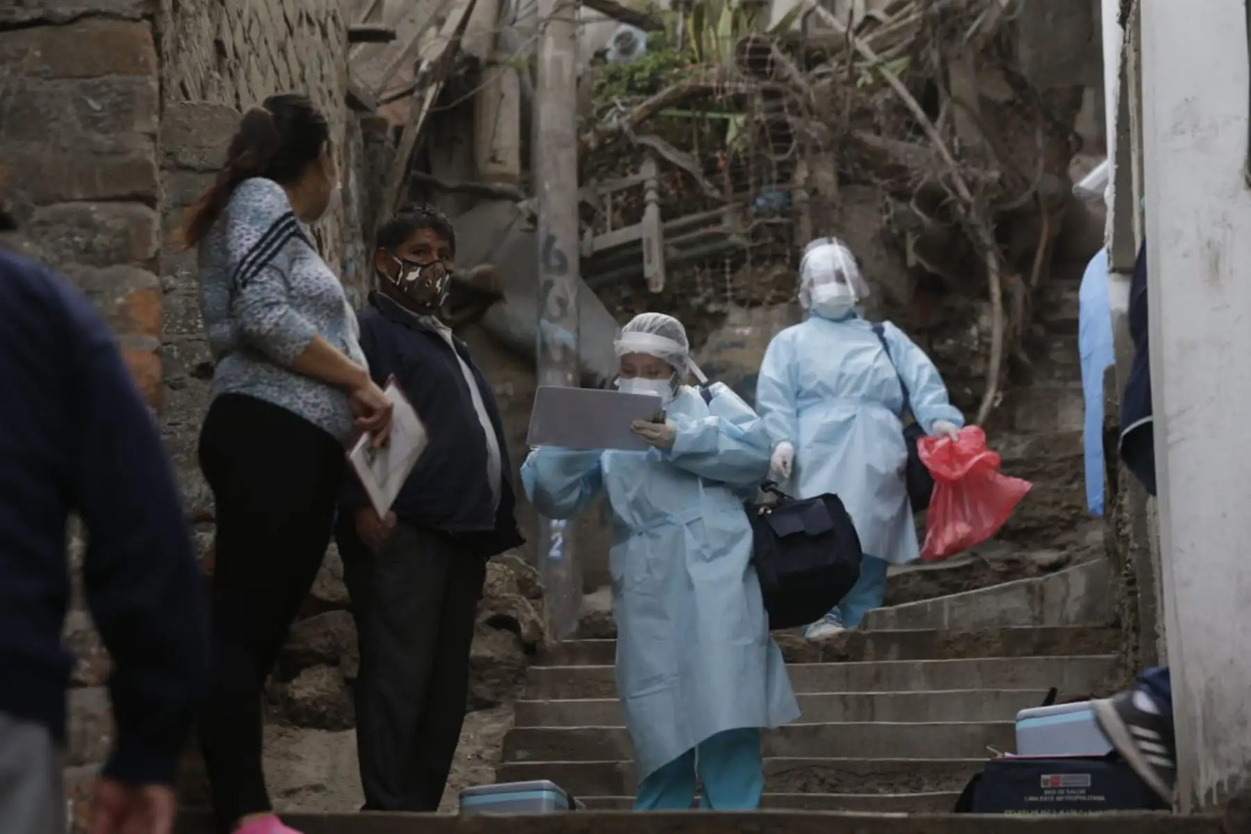 Ministerio de Salud , realiza visitas a comunidades con  cuatro unidades del “Vacuna Móvil” . En esta oportunidad  recorrieron diversas zonas de El Agustino brindando vacunación y atención primaria de salud a niños, gestantes y adultos. 
Foto: Minsa