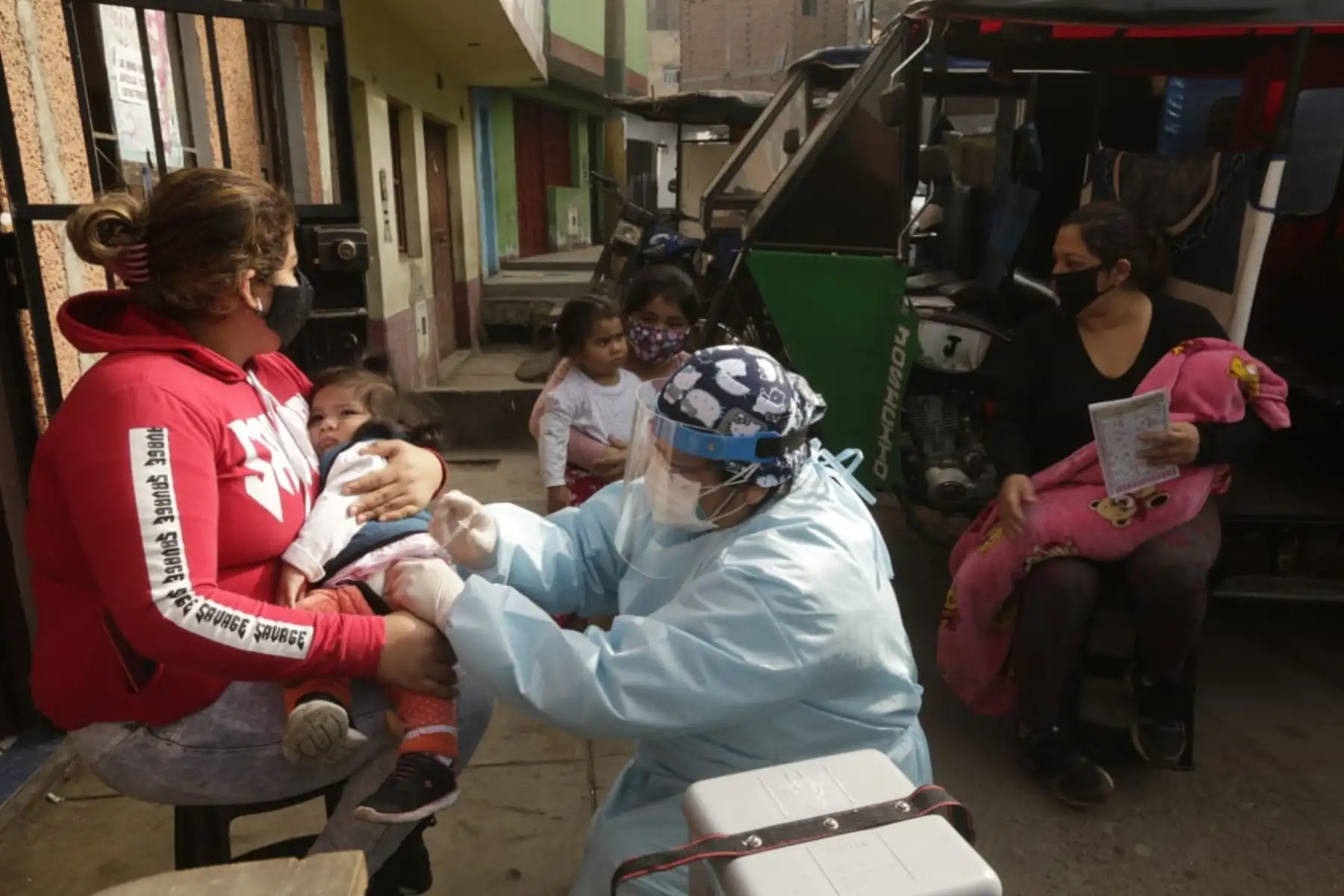 Ministerio de Salud , realiza visitas a comunidades con  cuatro unidades del “Vacuna Móvil” . En esta oportunidad  recorrieron diversas zonas de El Agustino brindando vacunación y atención primaria de salud a niños, gestantes y adultos. 
Foto: Minsa