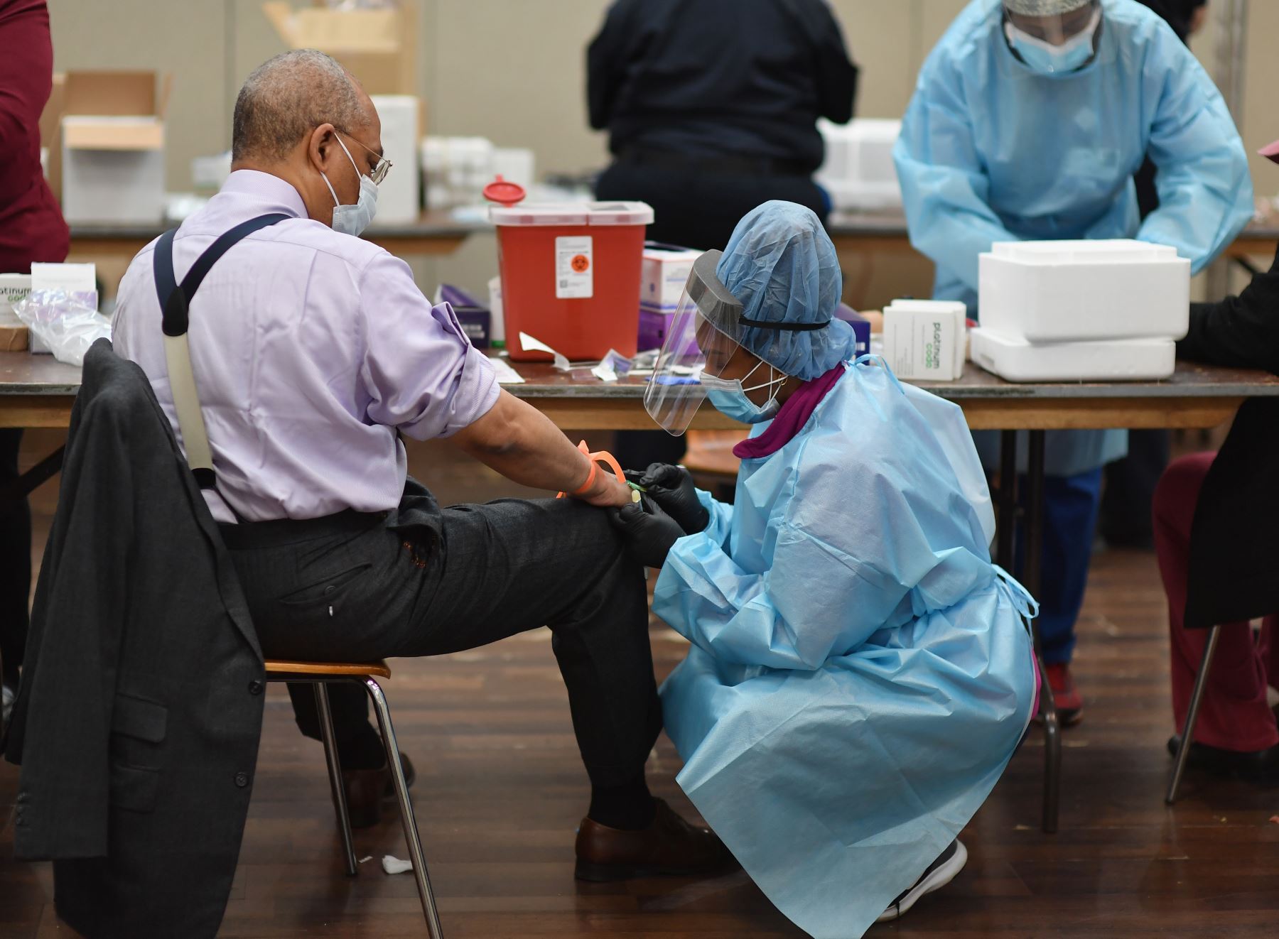 Personal de salud realiza un descarte de covid-19 a un ciudadano de Nueva York. AFP