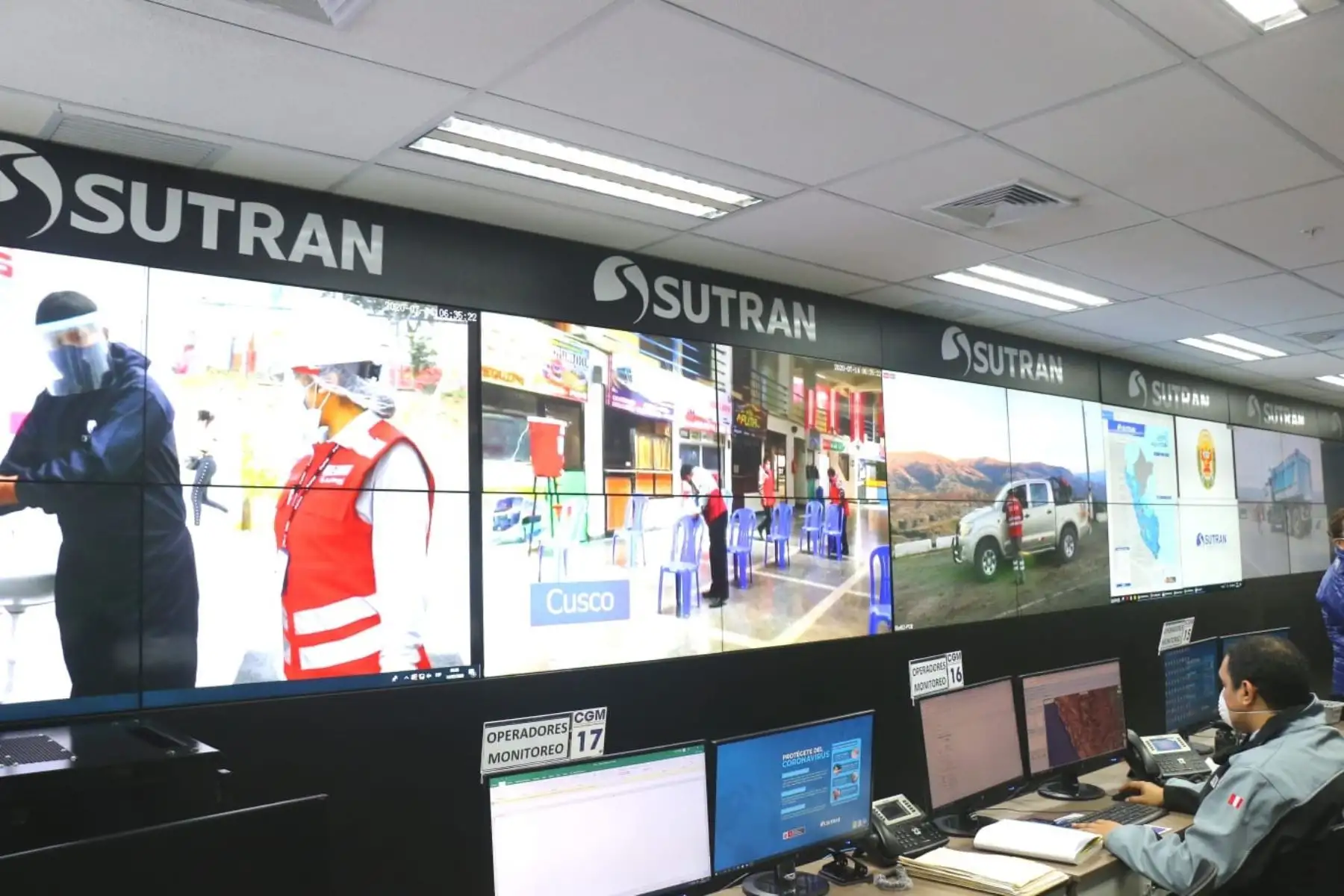 Sutran y la Policía Nacional trabajan juntos para que tengas un Viaje Seguro 2020. Viceministro de Transportes,  explicó desde el Centro de Gestión y Monitoreo de la Sutran cómo se vigilará la actividad en los terminales terrestres del país.
Foto:ANDINA/MTC.