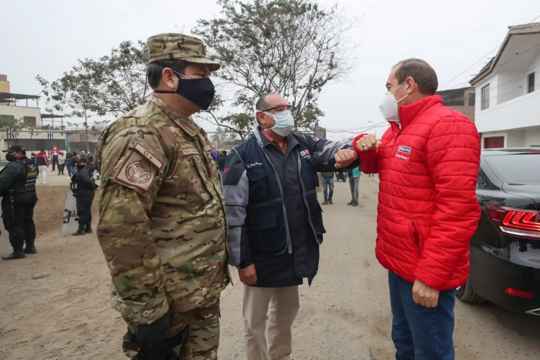 La operación TAYTA llega una vez más a Villa María del Triunfo. El ministro de Defensa, junto al alcalde del distrito y los directores de Midis y de la DIRIS Lima Sur  supervisa el despliegue de los equipos de respuesta rápida en el A.H. Inca Pachacútec. 
Foto:ANDINA/@MindefPeru.