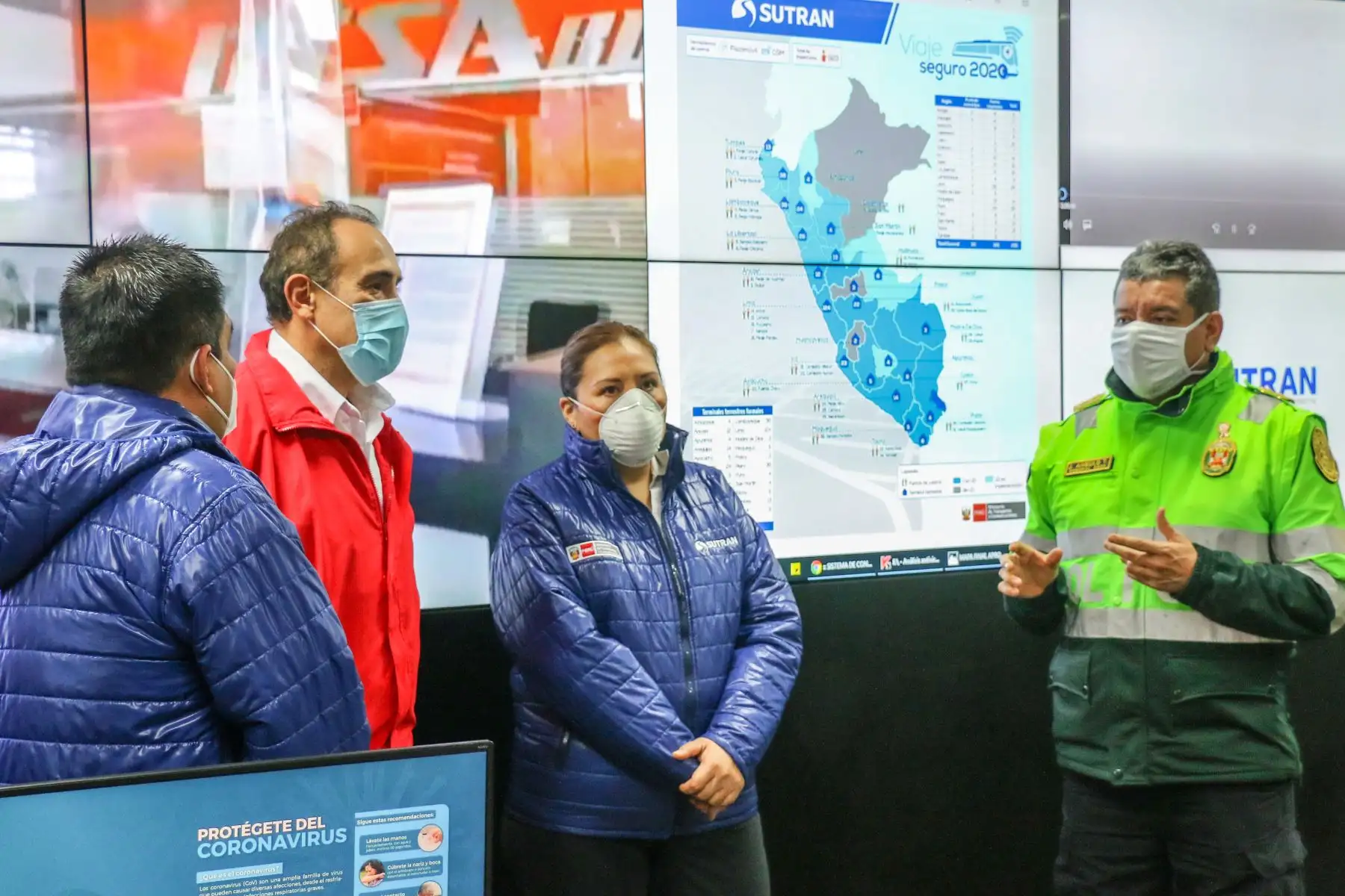 Viceministro de Trasnportes Carlos Estremadoyro detalló los nuevos protocolos que se deberán cumplir, desde este miércoles 15 de julio, las unidades de transporte que realicen viajes interprovinciales en las 17 regiones del país autorizadas. Desde el Centro de Gestión y Monitoreo de la Sutran se explicó cómo se vigilará la actividad en los terminales terrestres del país.
Foto:ANDINA/MTC.