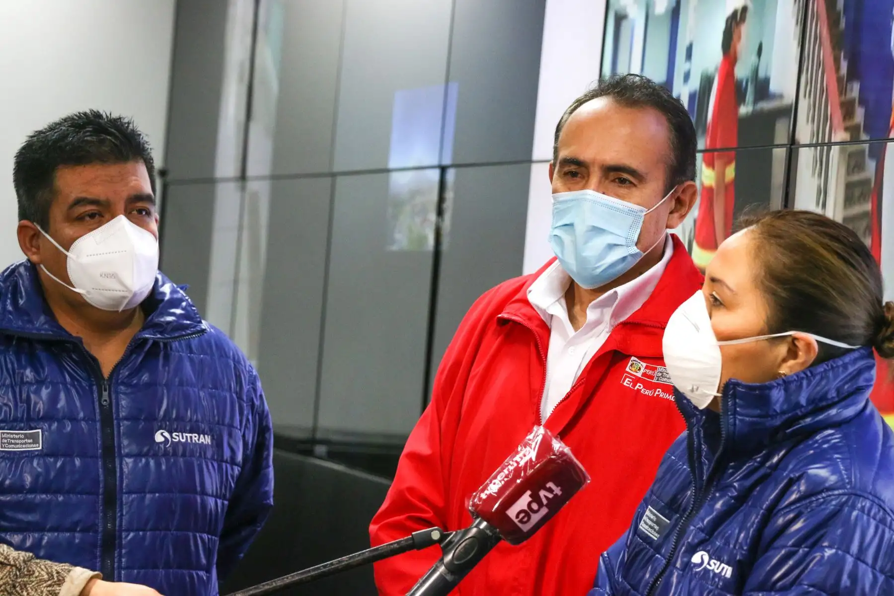 Viceministro de Trasnportes Carlos Estremadoyro detalló los nuevos protocolos que se deberán cumplir, desde este miércoles 15 de julio, las unidades de transporte que realicen viajes interprovinciales en las 17 regiones del país autorizadas. Desde el Centro de Gestión y Monitoreo de la Sutran se explicó cómo se vigilará la actividad en los terminales terrestres del país.
Foto:ANDINA/MTC.