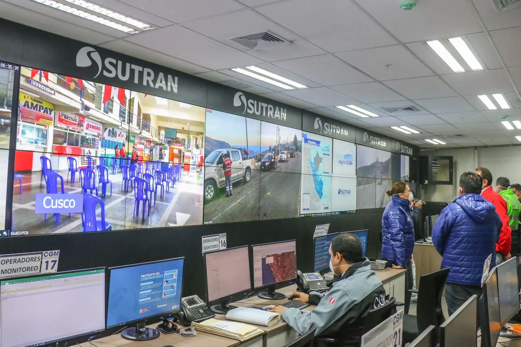 Viceministro de Trasnportes Carlos Estremadoyro detalló los nuevos protocolos que se deberán cumplir, desde este miércoles 15 de julio, las unidades de transporte que realicen viajes interprovinciales en las 17 regiones del país autorizadas. Desde el Centro de Gestión y Monitoreo de la Sutran se explicó cómo se vigilará la actividad en los terminales terrestres del país.
Foto:ANDINA/MTC.