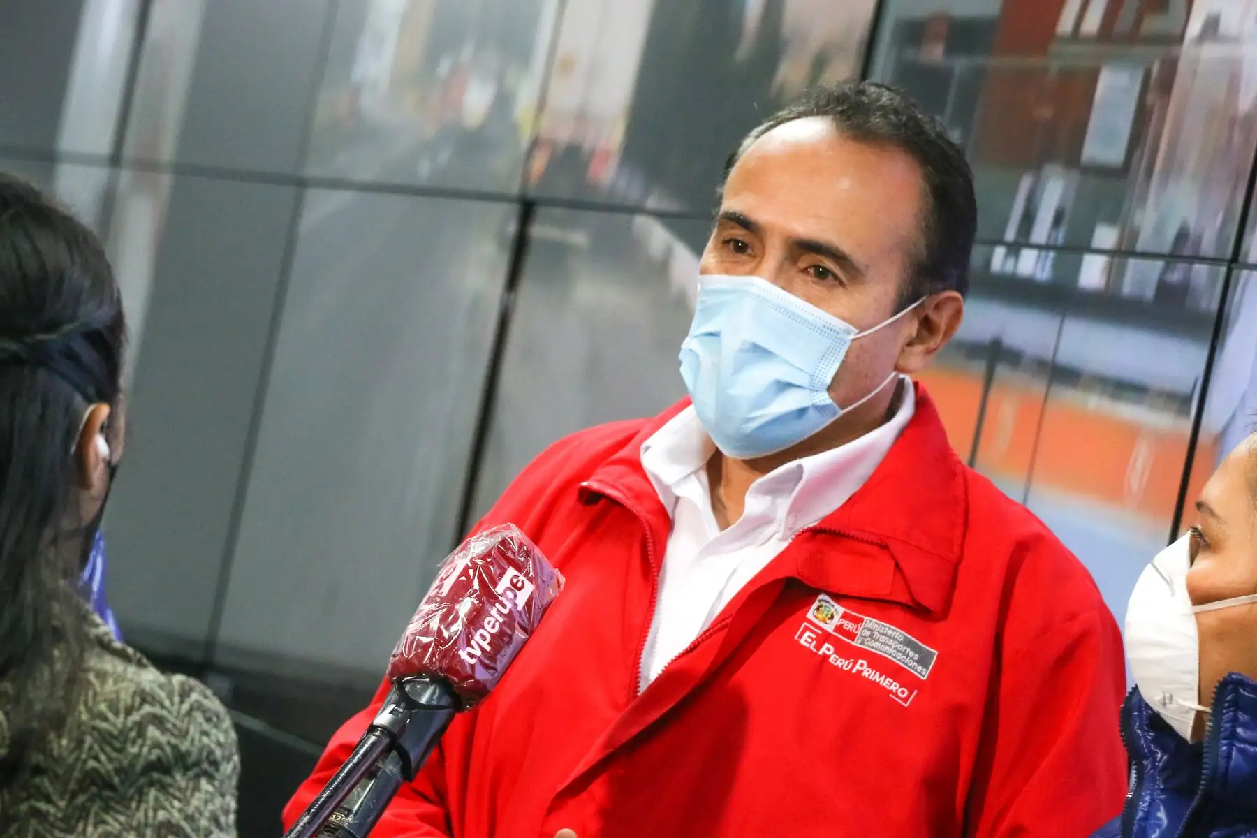 Viceministro de Trasnportes Carlos Estremadoyro detalló los nuevos protocolos que se deberán cumplir, desde este miércoles 15 de julio, las unidades de transporte que realicen viajes interprovinciales en las 17 regiones del país autorizadas. Desde el Centro de Gestión y Monitoreo de la Sutran se explicó cómo se vigilará la actividad en los terminales terrestres del país.
Foto:ANDINA/MTC.