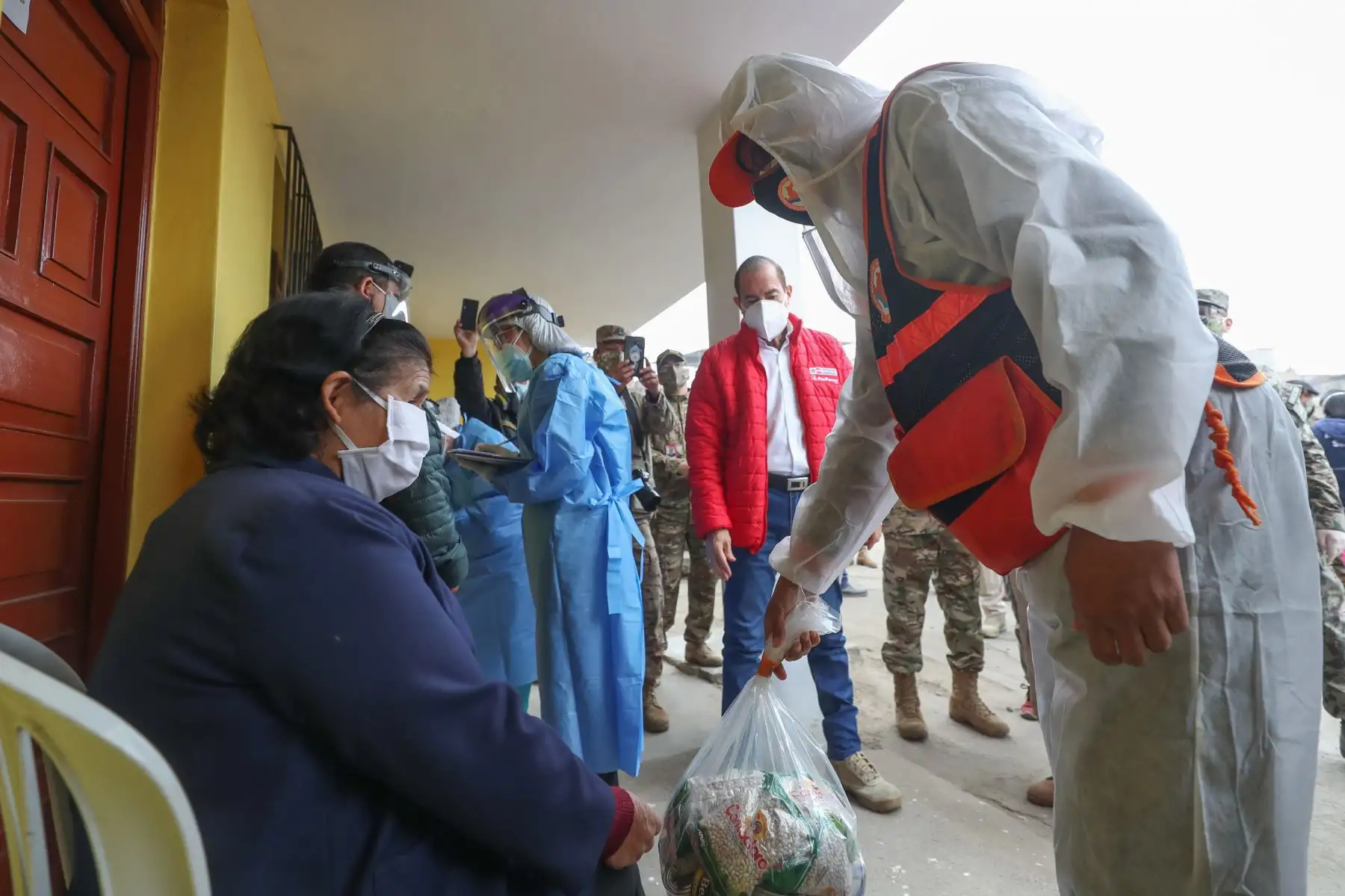 La operación TAYTA llega una vez más a Villa María del Triunfo. El ministro de Defensa, junto al alcalde del distrito y los directores de Midis y de la DIRIS Lima Sur  supervisa el despliegue de los equipos de respuesta rápida en el A.H. Inca Pachacútec. 
Foto:ANDINA/@MindefPeru.