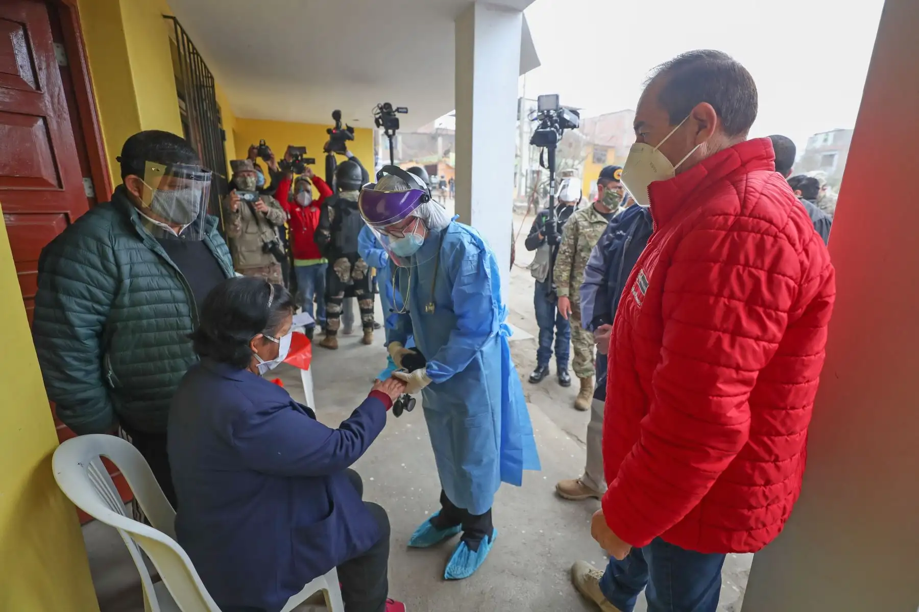 La operación TAYTA llega una vez más a Villa María del Triunfo. El ministro de Defensa, junto al alcalde del distrito y los directores de Midis y de la DIRIS Lima Sur  supervisa el despliegue de los equipos de respuesta rápida en el A.H. Inca Pachacútec. 
Foto:ANDINA/@MindefPeru.